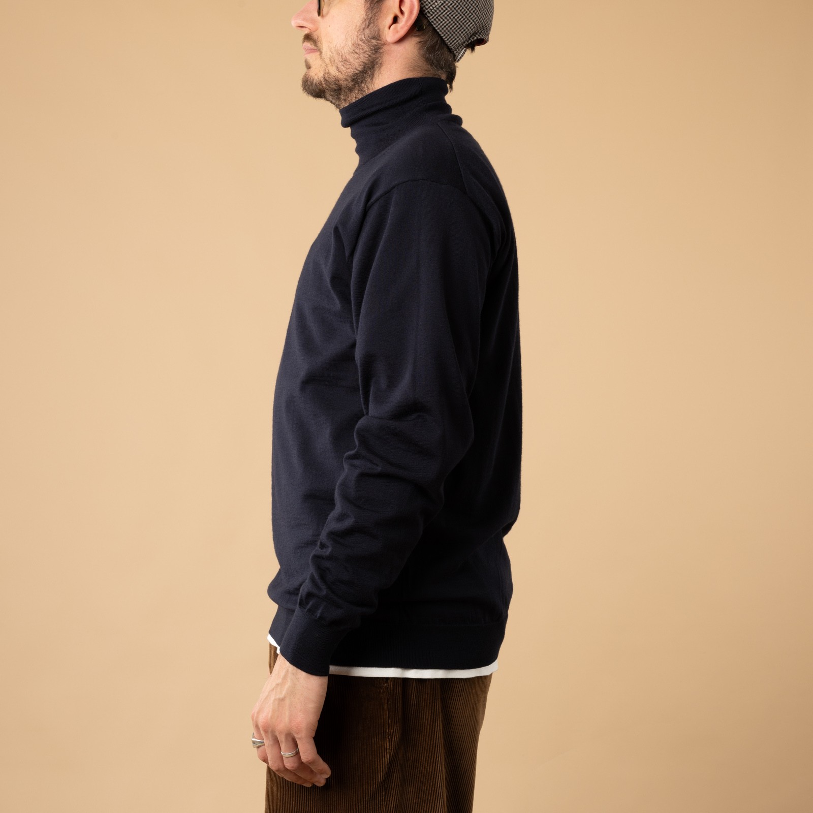 pull-col-cheminée-BATONER-Essentiel-High-Gauge-Turtle-Neck-navy-de-profil