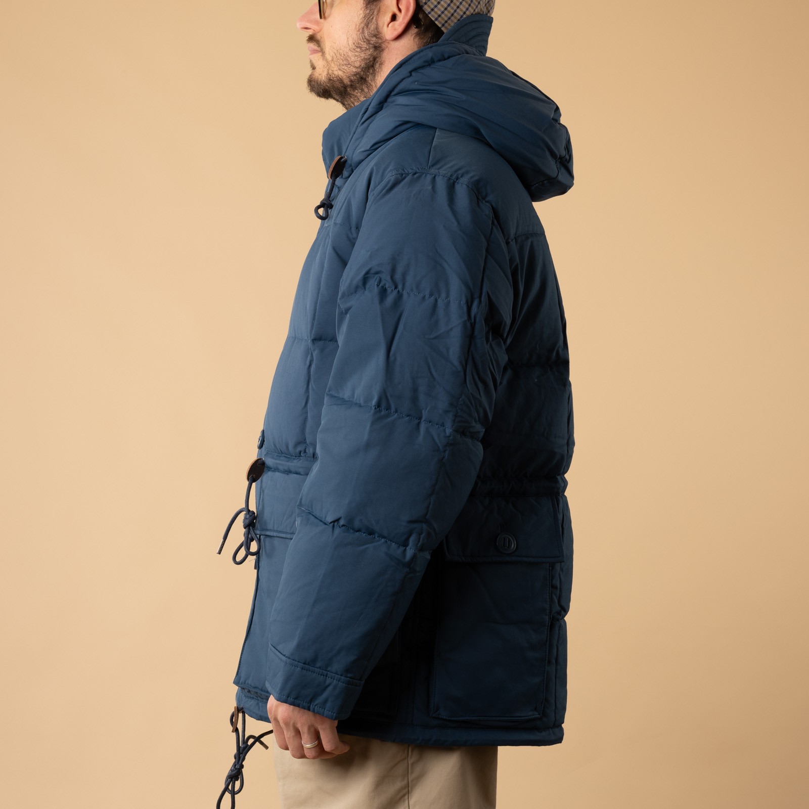 image flâneurs FRIZMWORKS  Karakoram Down Parka Dee blue portée de côté