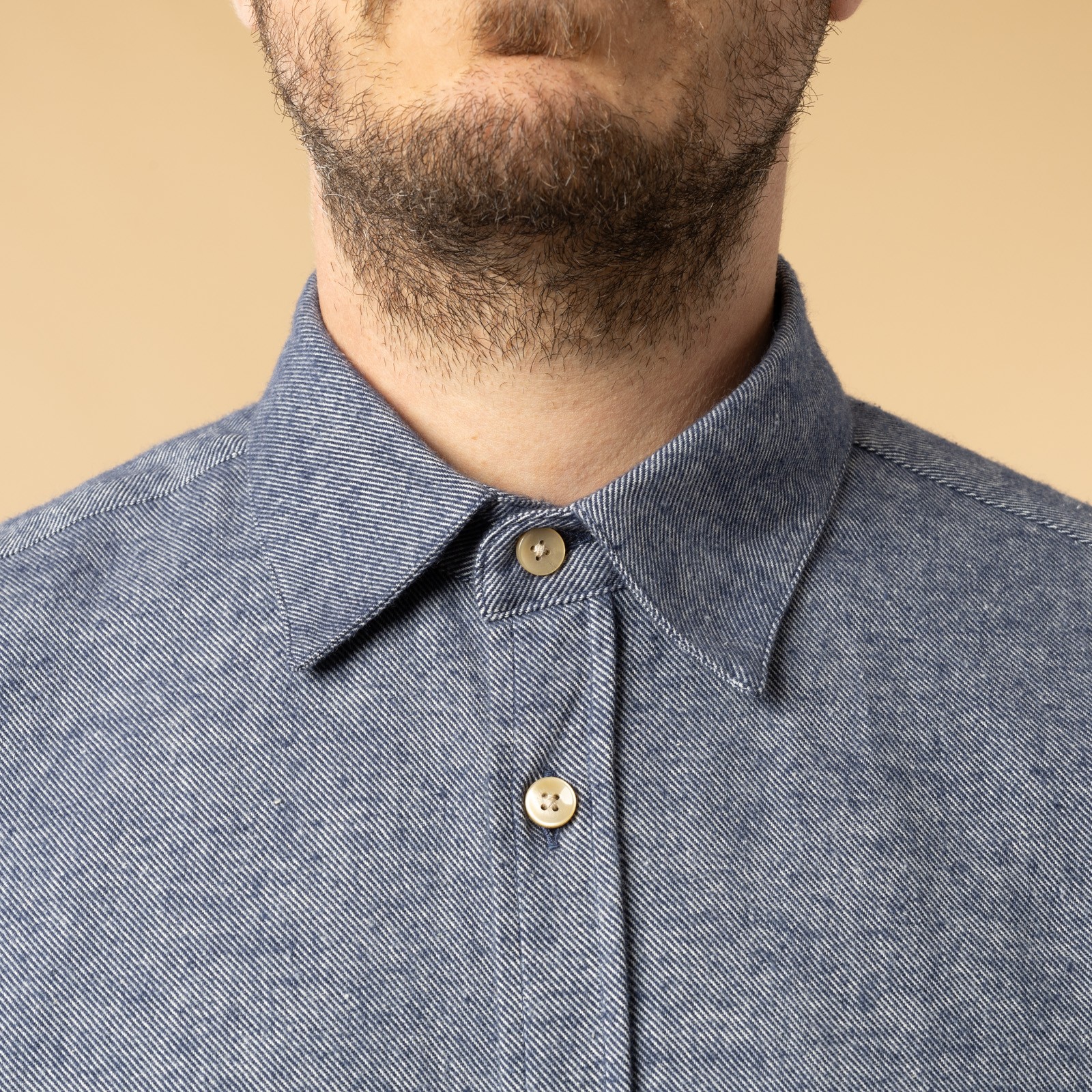 images flâneurs PORTUGUESE FLANNEL Teca Shirt Indigo porté-détail