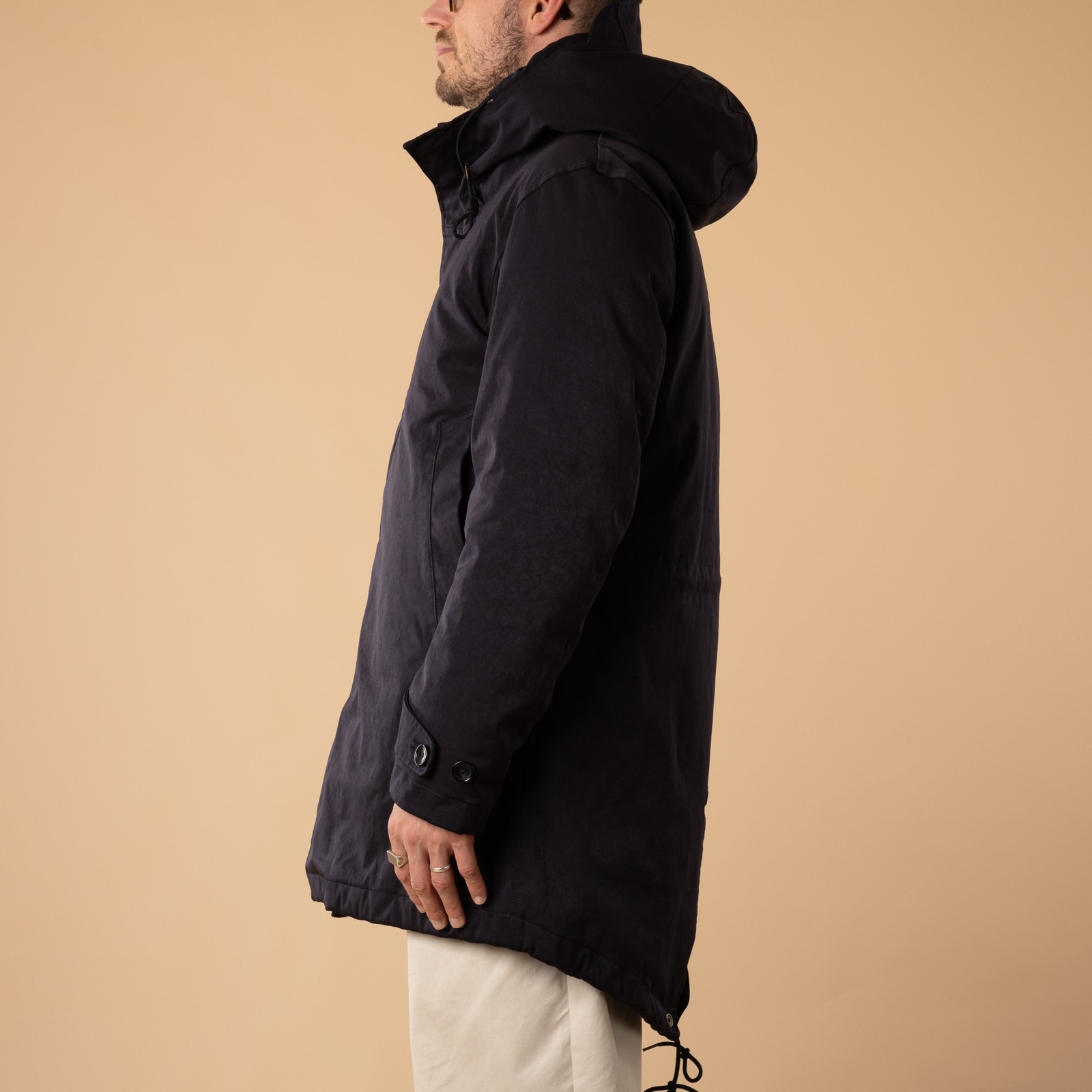 flâneurs-TENC-Core-Down-Parka-Navy_de-profil