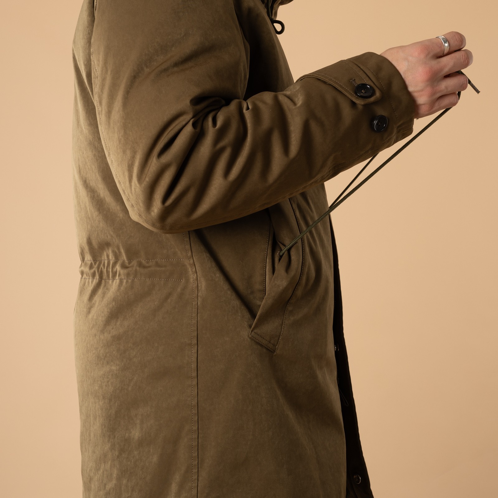 flâneurs-TENC-Core-Down-Parka-Olive-détail-cordon-serrage