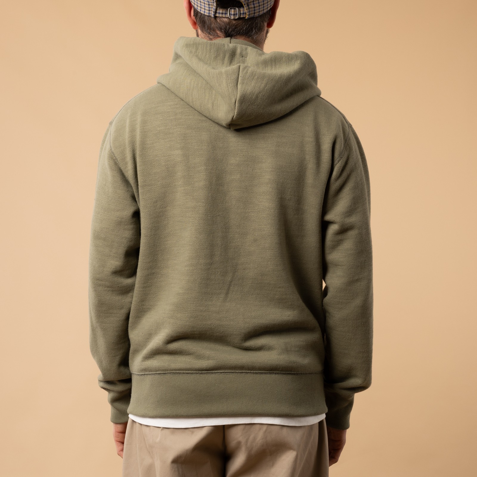 flâneurs-sweat-zippé-GG-Jackman-vert olive de dos