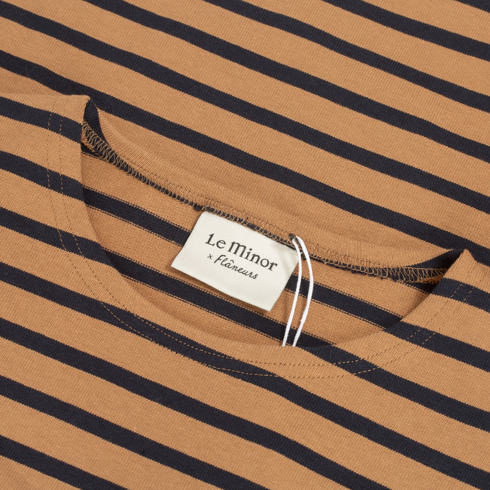 Le-Minor-x-Flâneurs-detail-mariniere-loose-fit-camel-navy.1
