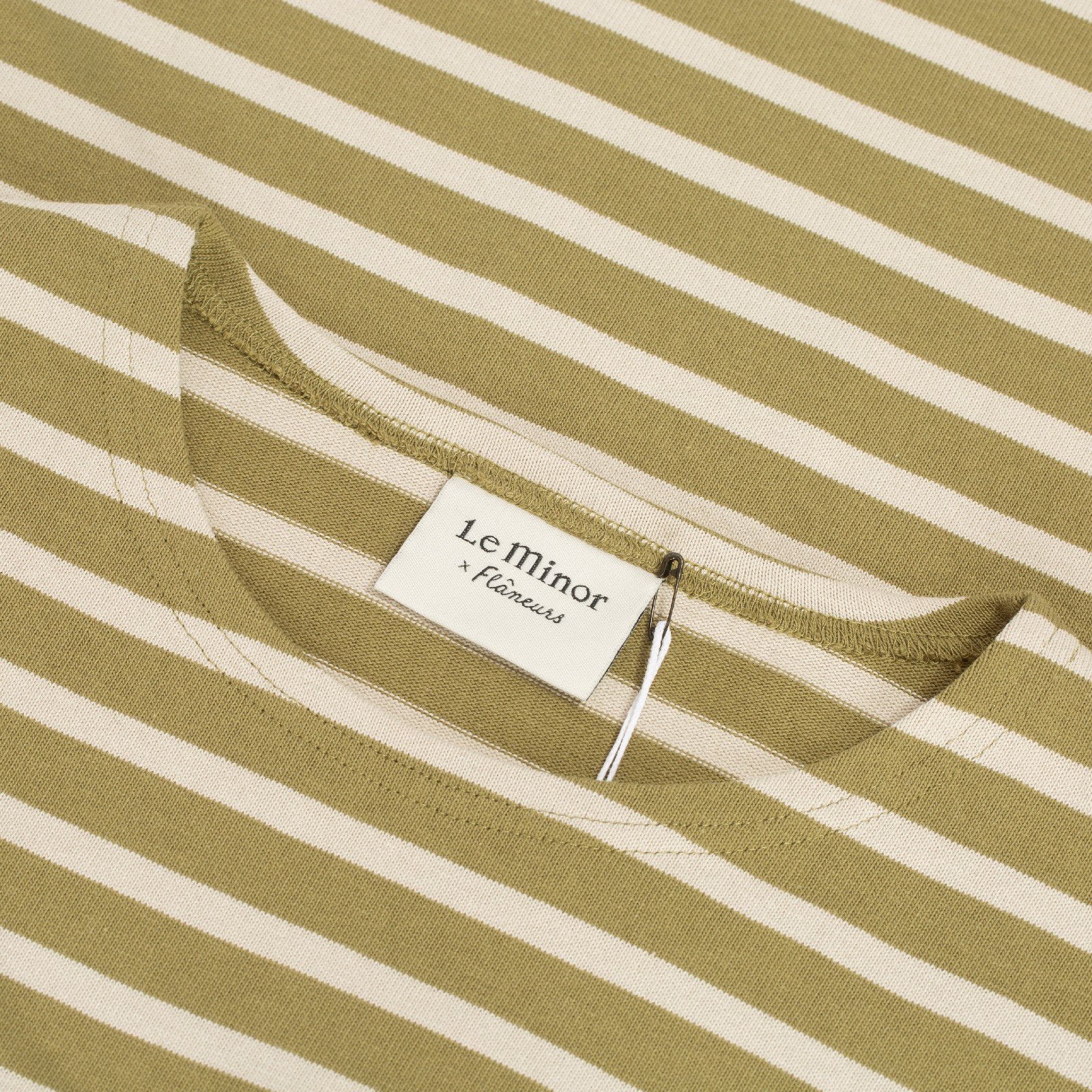 Le-Minor-x-Flâneurs-detailmariniere-loose-fit-khaki-ecru.1