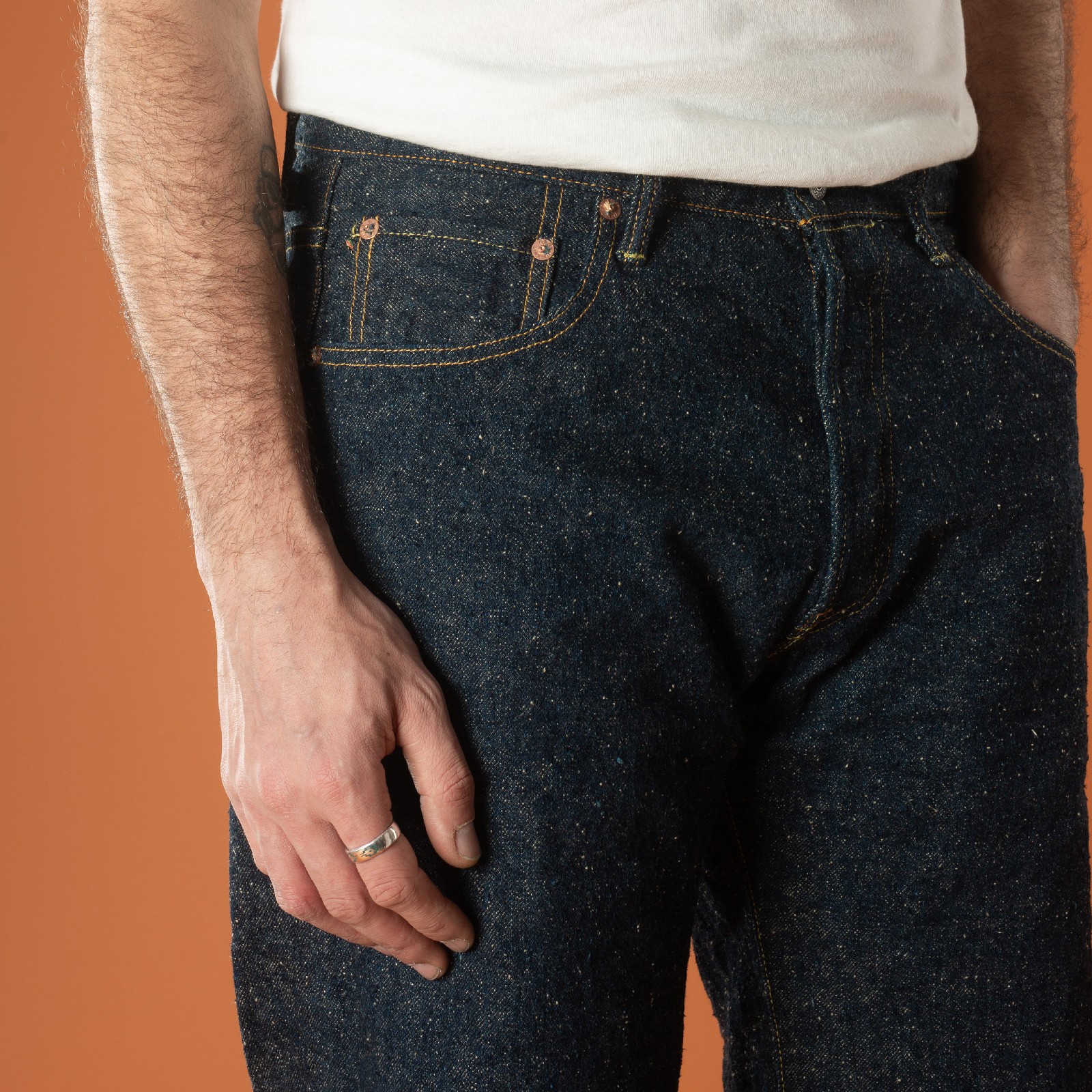 detail-front-flâneurs-ONI-DENIM-266-CCD-15oz-Relax-Straight-Kabuki-Crushed-Concrete-Denim