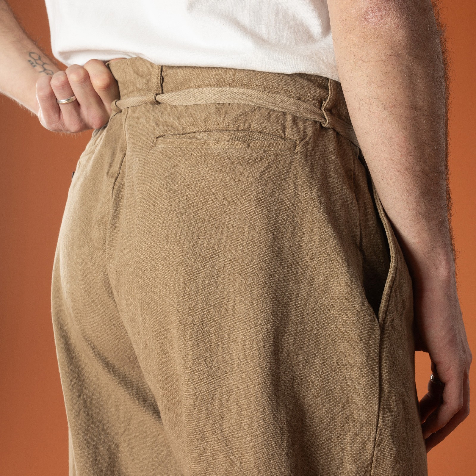 Image Back Detail - SEUVAS 10oz Canvas Tapered 2-Tuck Pants in Coffee Color