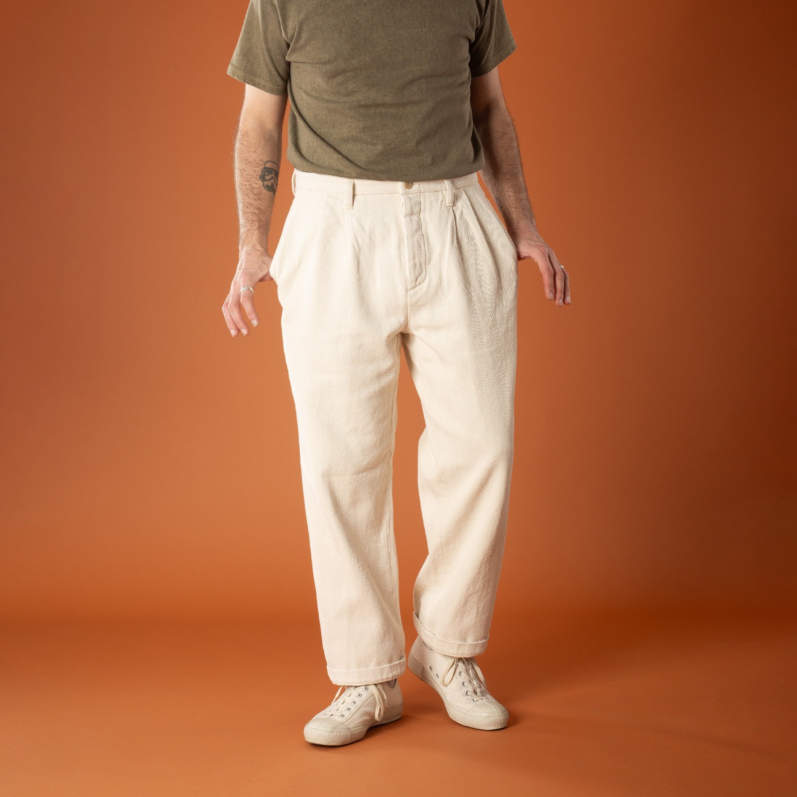 image-front-fir--flâneurs-SEUVAS-Pantalon-Herringbone-2Tuck-Trousers-Natural