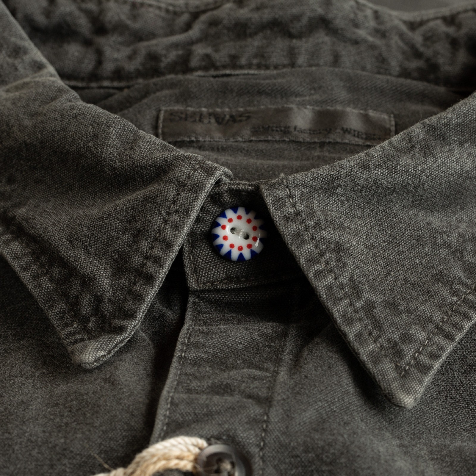 detail-bouton-céramique-flâneurs-Seuvas-chemise-charcoal