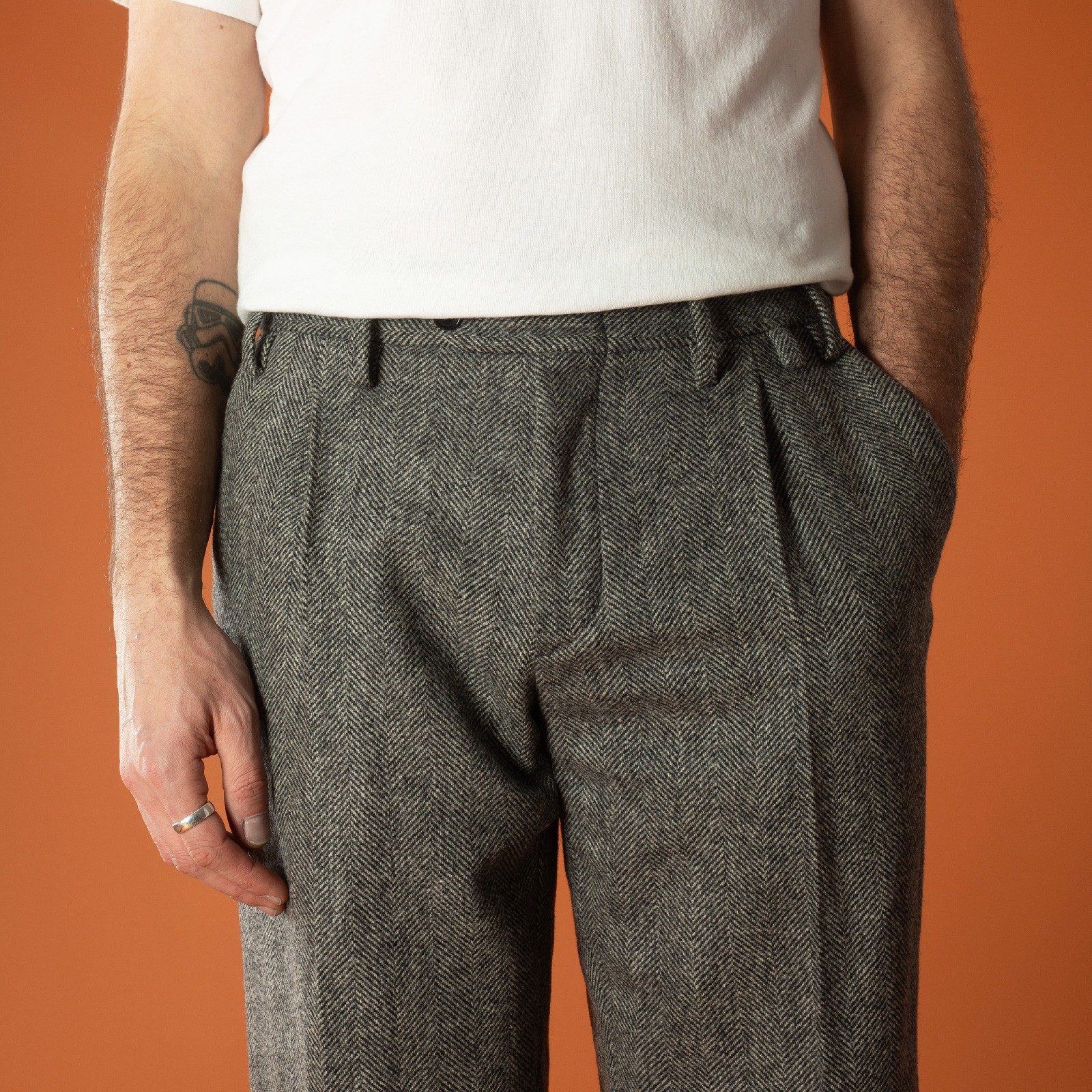 detail-front-flâneurs-PORTUGUESE-FLANNEL-Wool-Herringbone-Trousers-grey