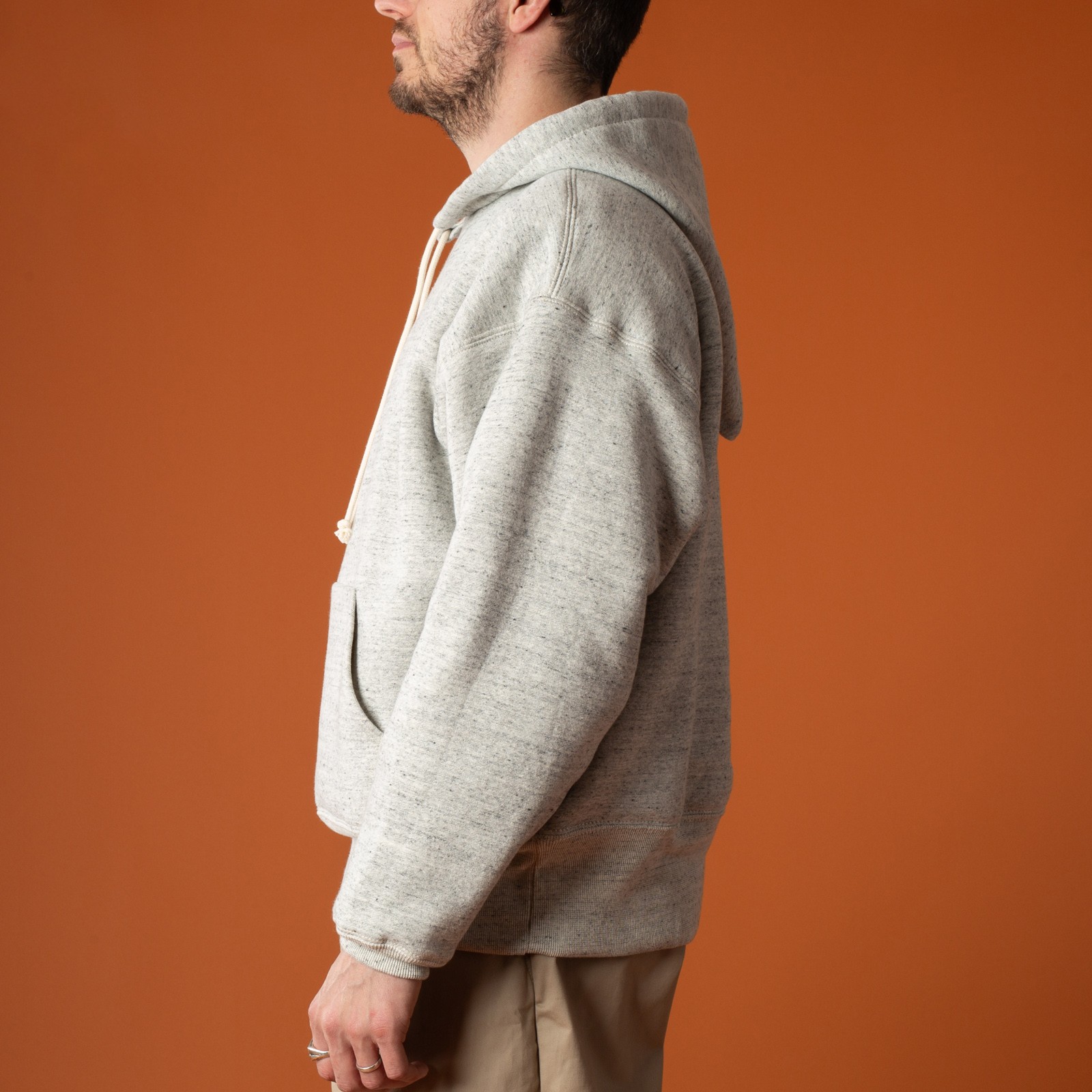 image-flâneurs-porté-de-côté-XX-development-sure-mfg-alaska-hoodie-silverado2