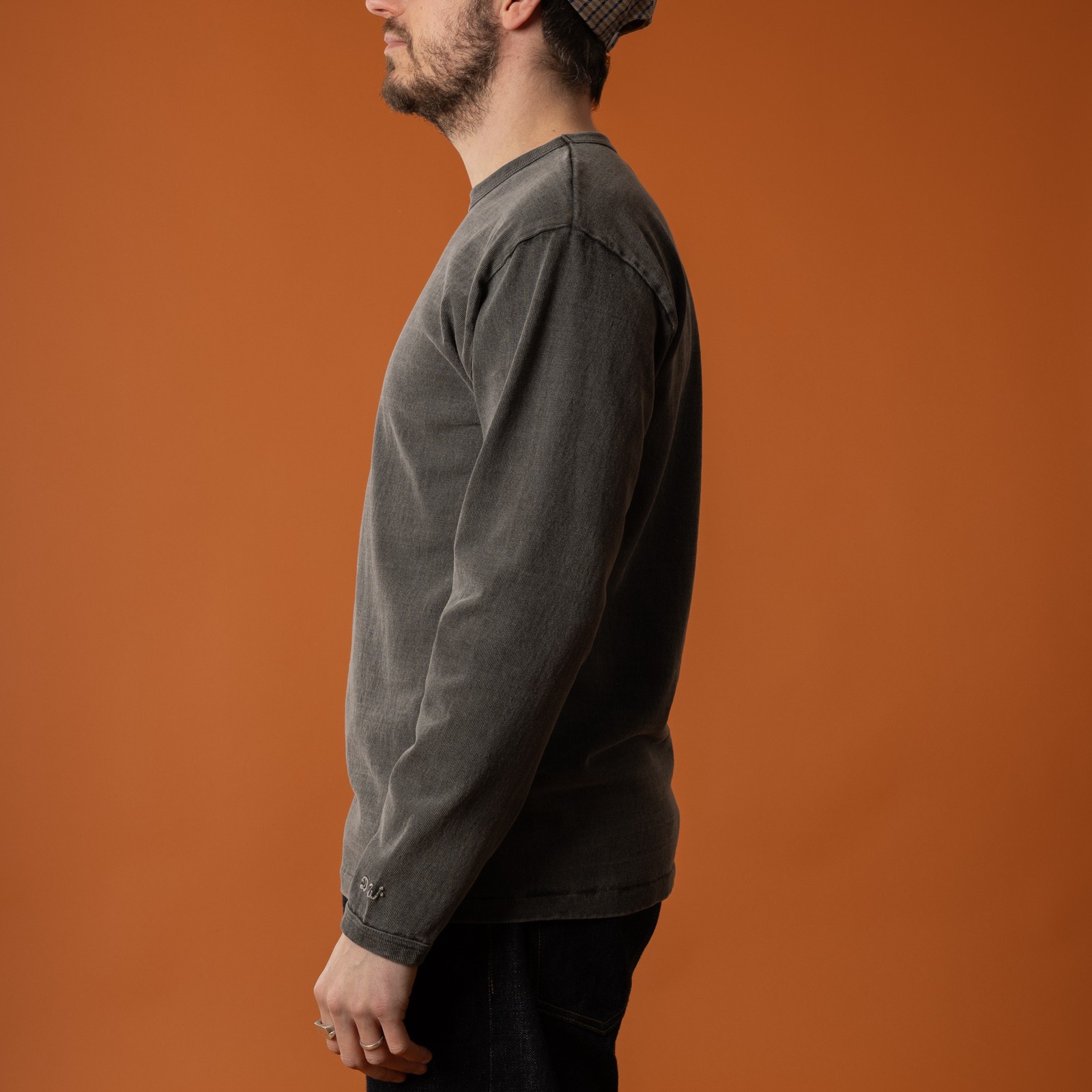 image porté côté flâneurs-teeshirt-épais-dubbleworks-HEAVY-WEIGHT-LONG-sleeve-pd-black (3)
