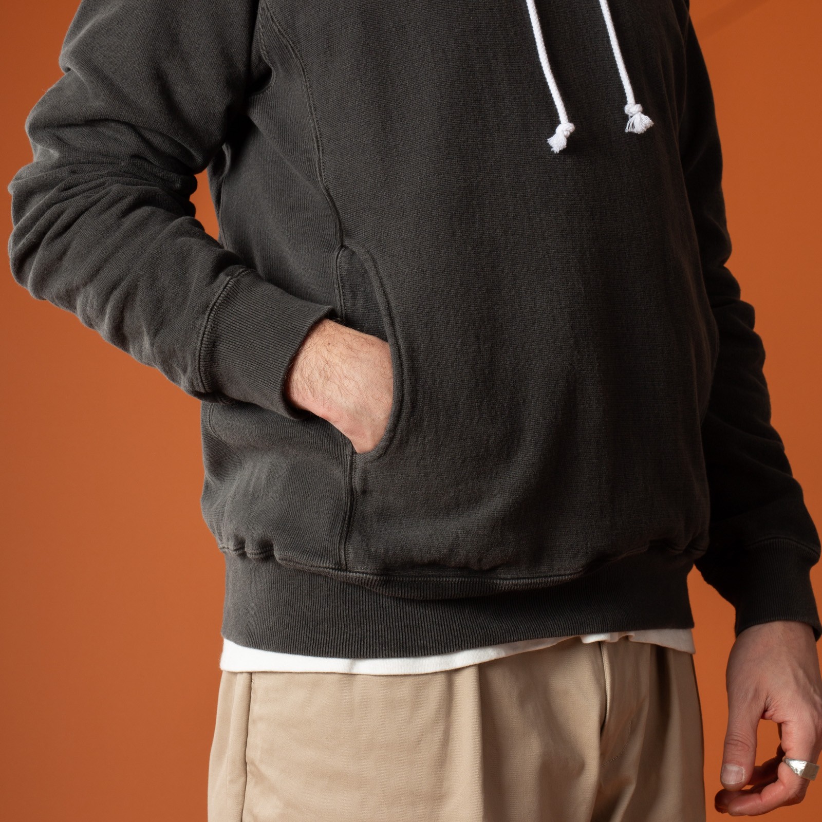 image porté détail poche flâneurs-GOOD-ON--Heavy-Pullover-Hood-Sweat-P-Black (1)