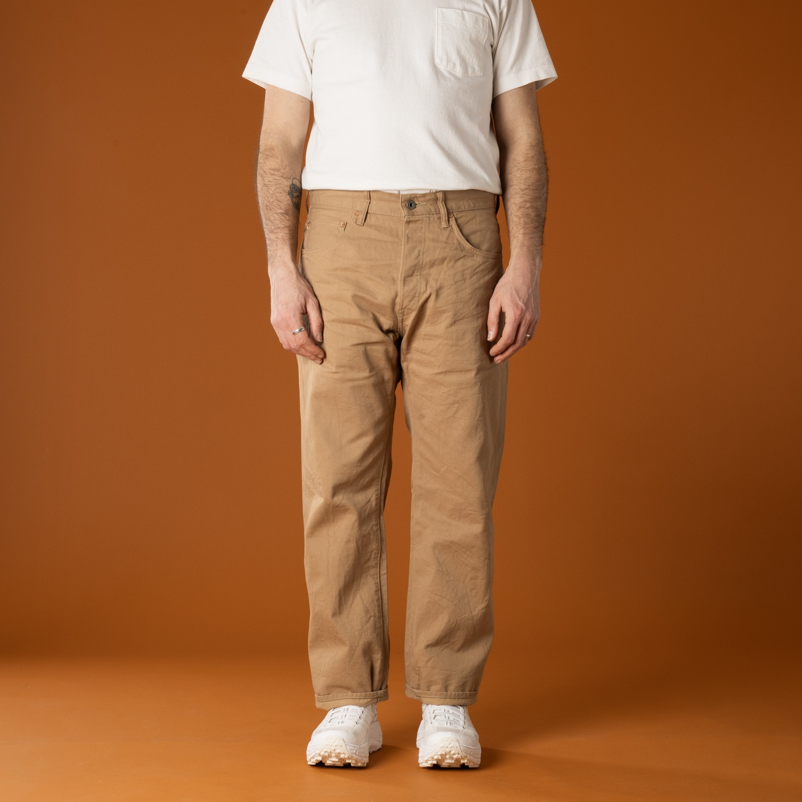 image portée front flâneurs ONI DENIM 022-SCKB 10oz Relax Straight Khaki Beige Selvedge Chino (2)