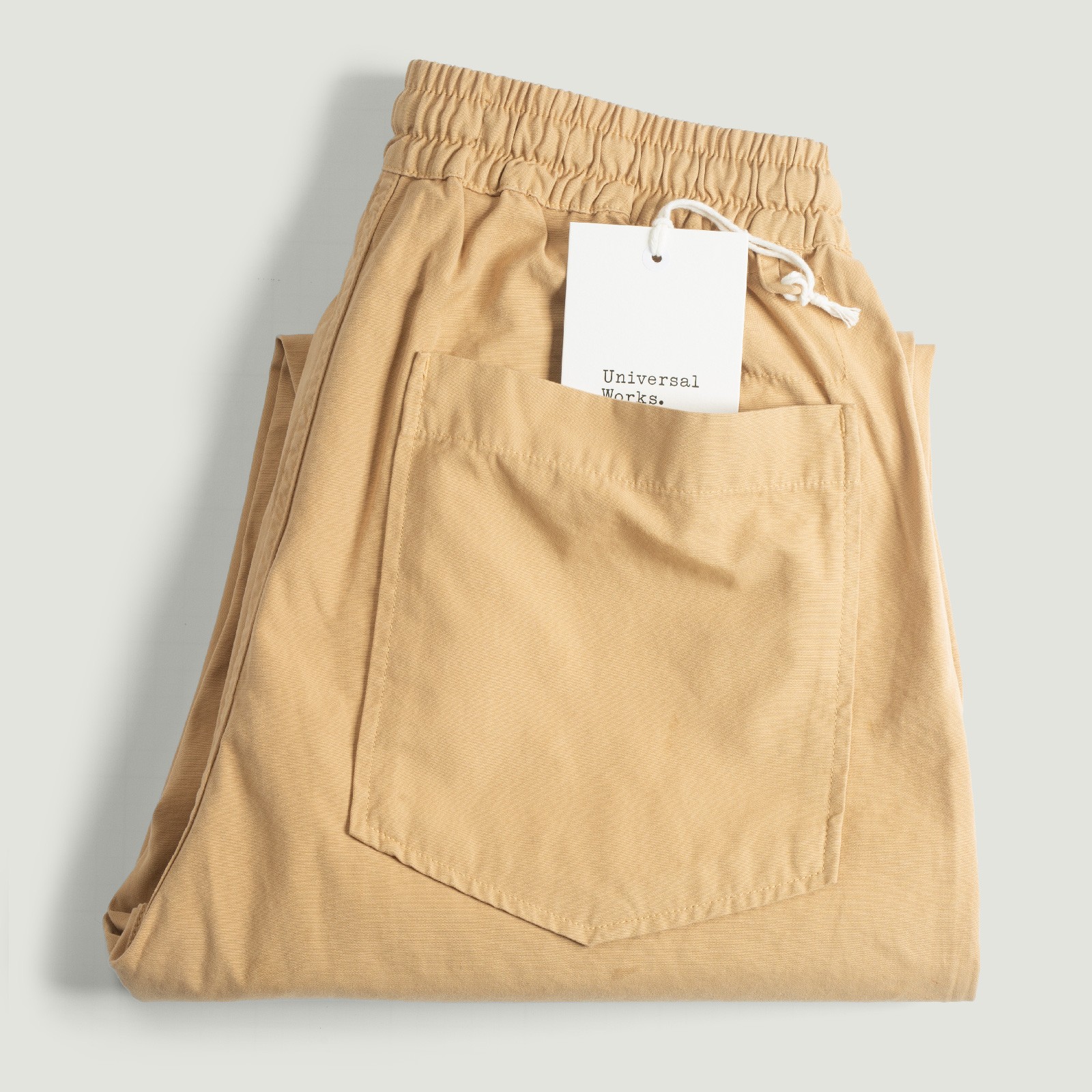 vignette-flâneurs-UNIVERSAL-WORKS-Hi-Water-Trouser-Summer-Canvas-Dark-Sand
