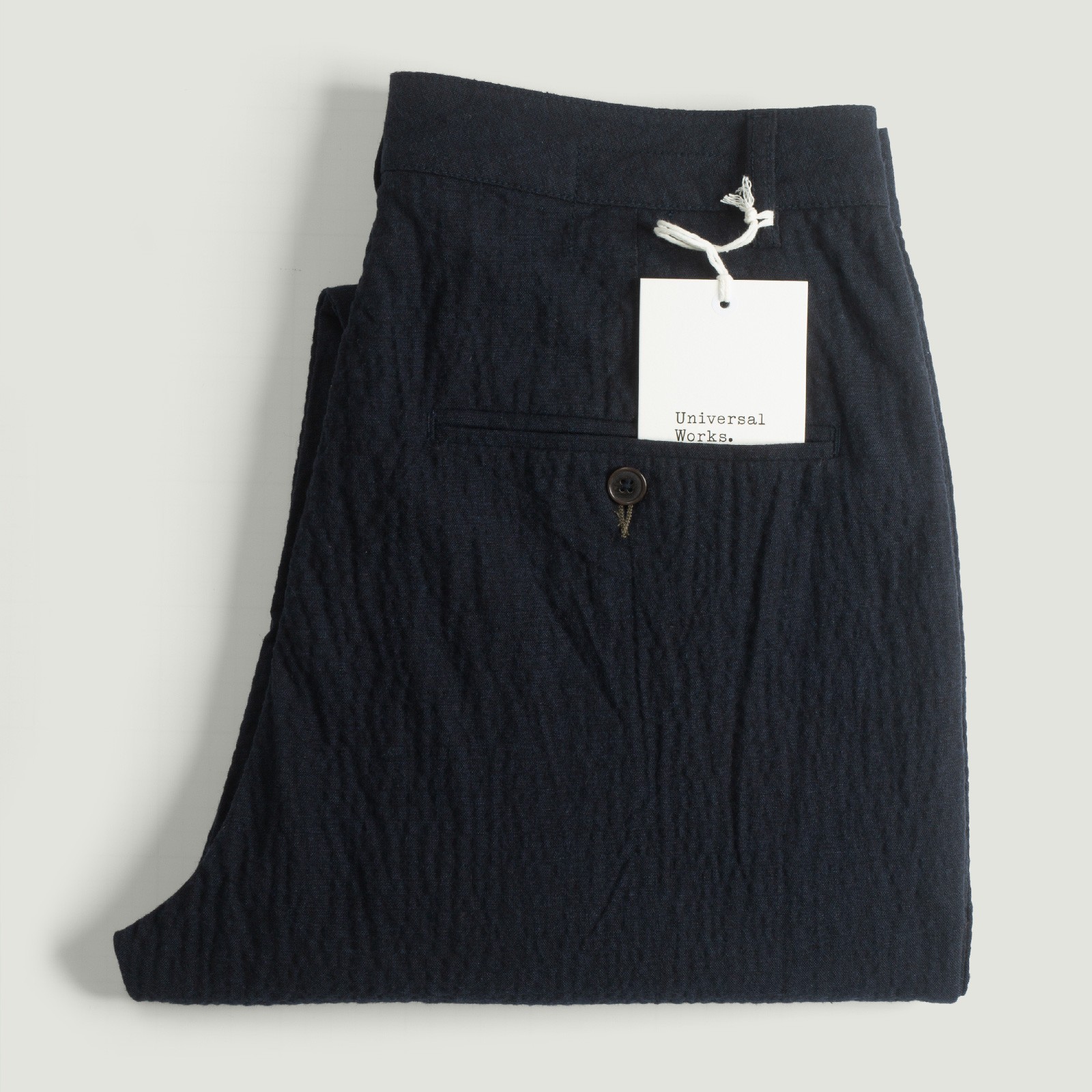 vignette-flâneurs-UNIVERSAL-WORKS_-Military-Chino-Ospina-Cotton-Dark-Navy