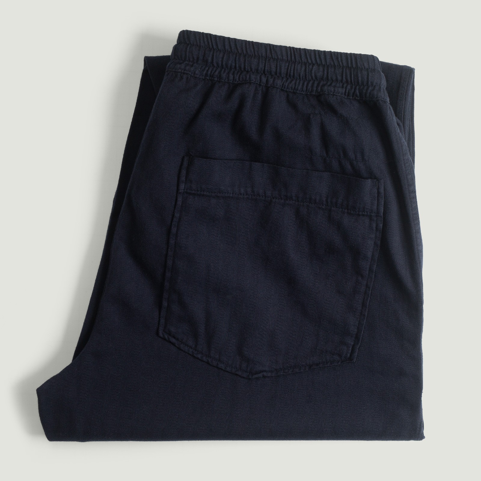 vignette-flâneurs-UNIVERSAL-WORKS_Hi-Water-Trouser-Herringbone-Dark-Navy