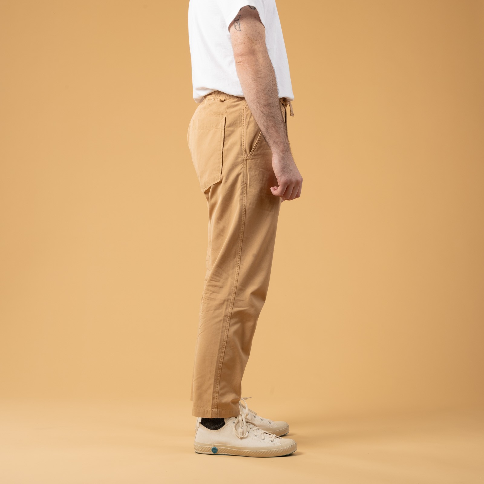 Image flâneurs Universal Works SS25-Hi Water Trouser Summer Canvas Dark Sand côté