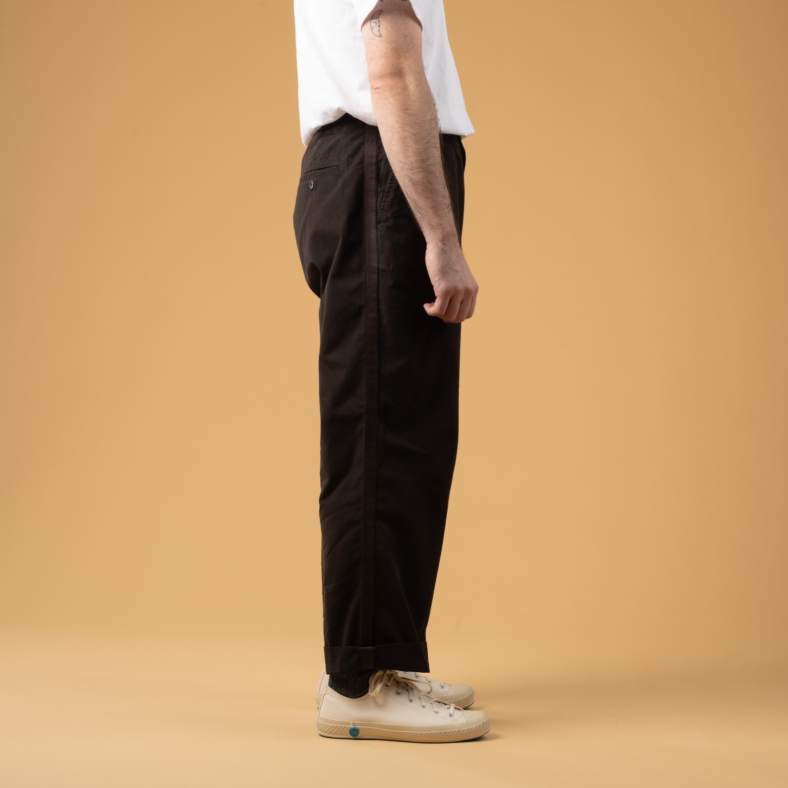 Image flâneurs Universal Works SS25-Oxford Pant Summer Canvas Licorice side
