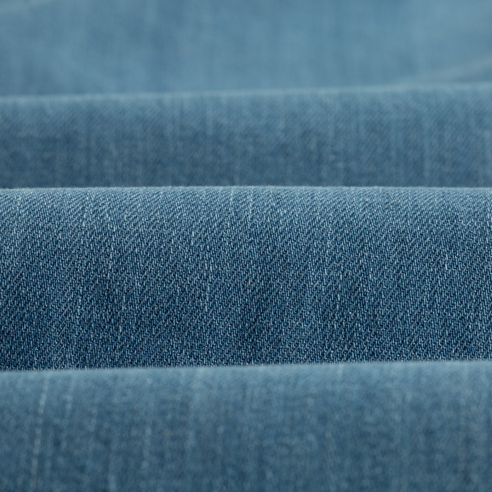 closup-fabric-flâneurs-UNIVERSAL-WORKS_Oxford-Pant-8oz-Organic-Denim-Washed-Indigo-de-face-(2)