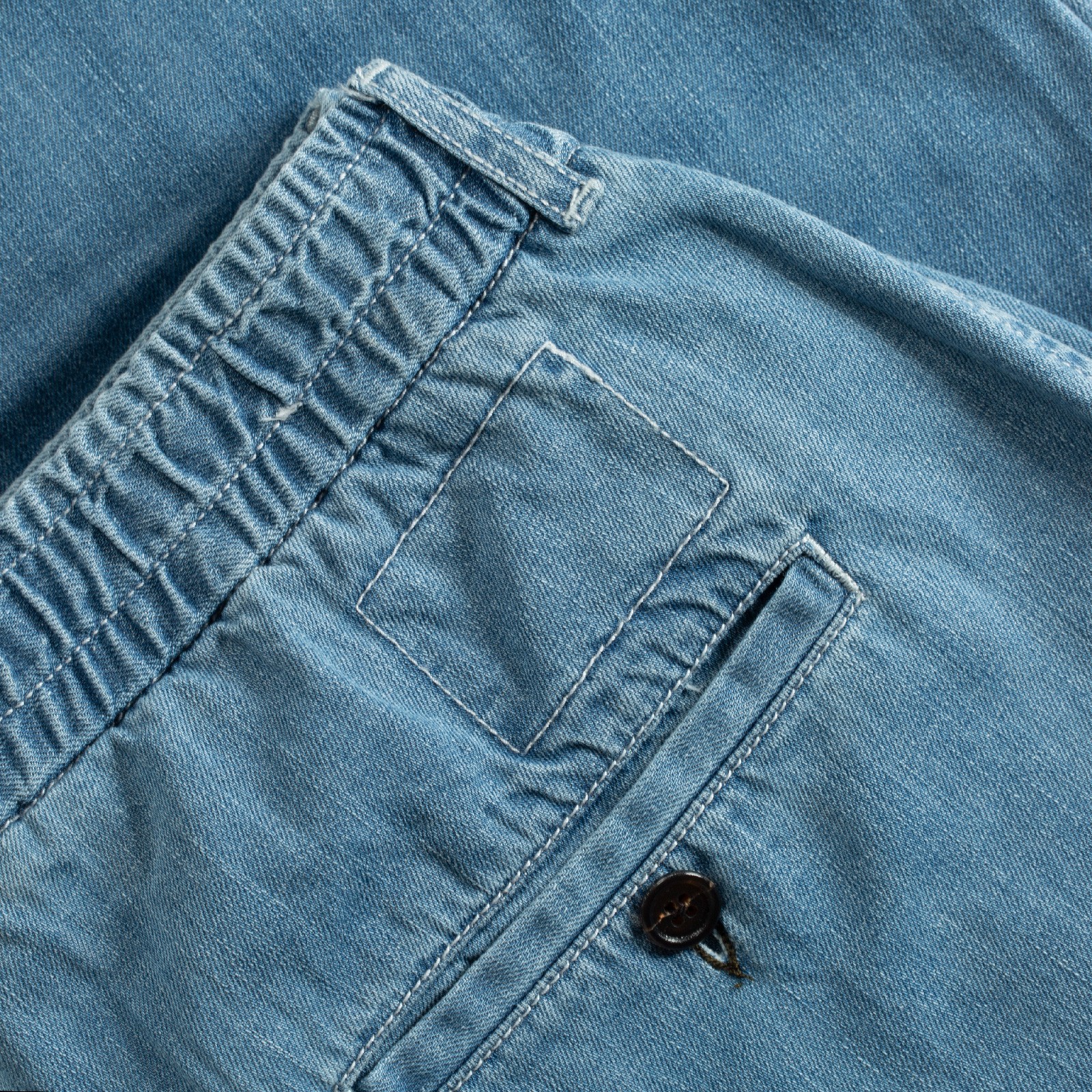 patch-fantôme--flâneurs-UNIVERSAL-WORKS_Oxford-Pant-8oz-Organic-Denim-Washed-Indigo-de-face-(2)