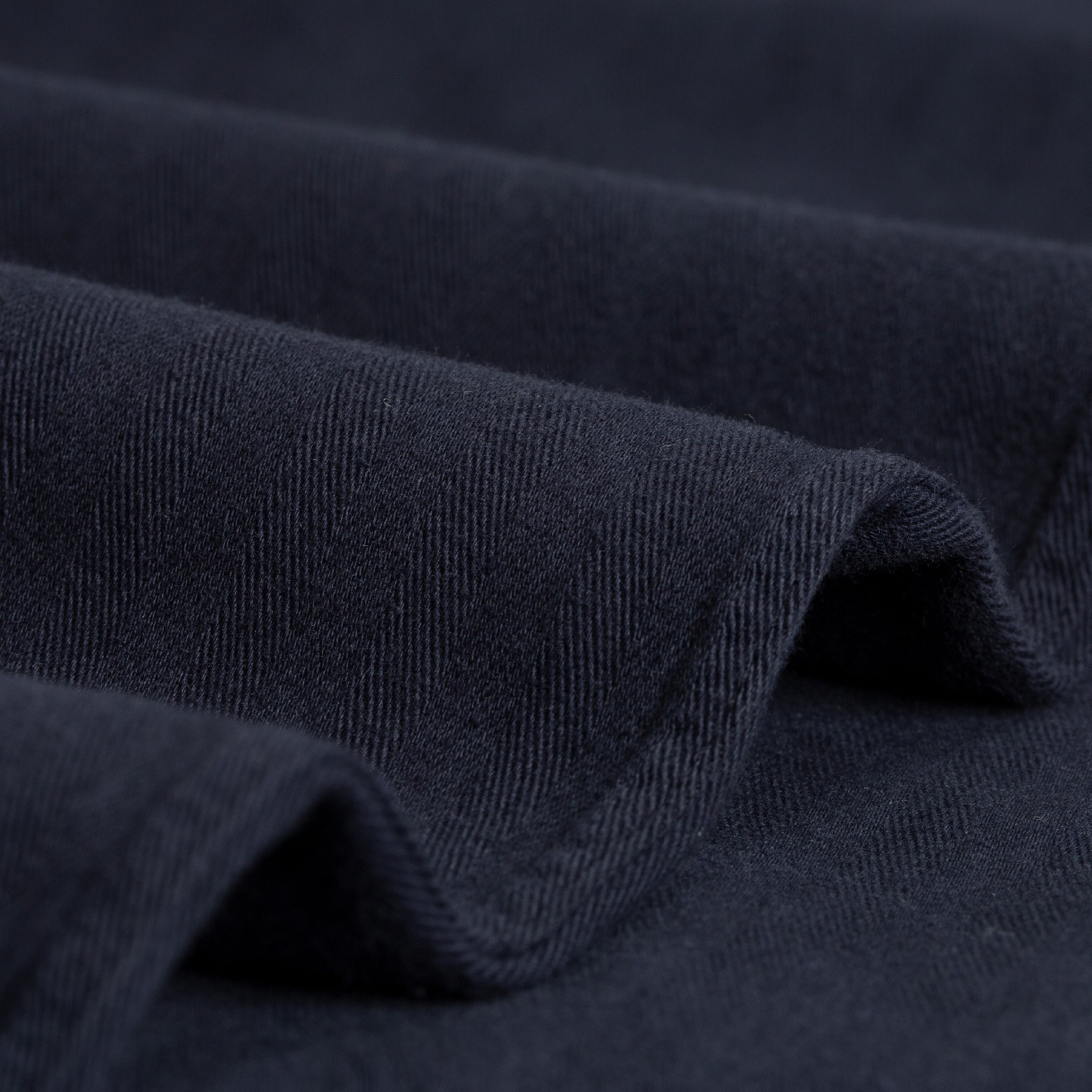 closeup-fabric-flâneurs-UNIVERSAL-WORKS_Hi-Water-Trouser-Herringbone-Dark-Navy
