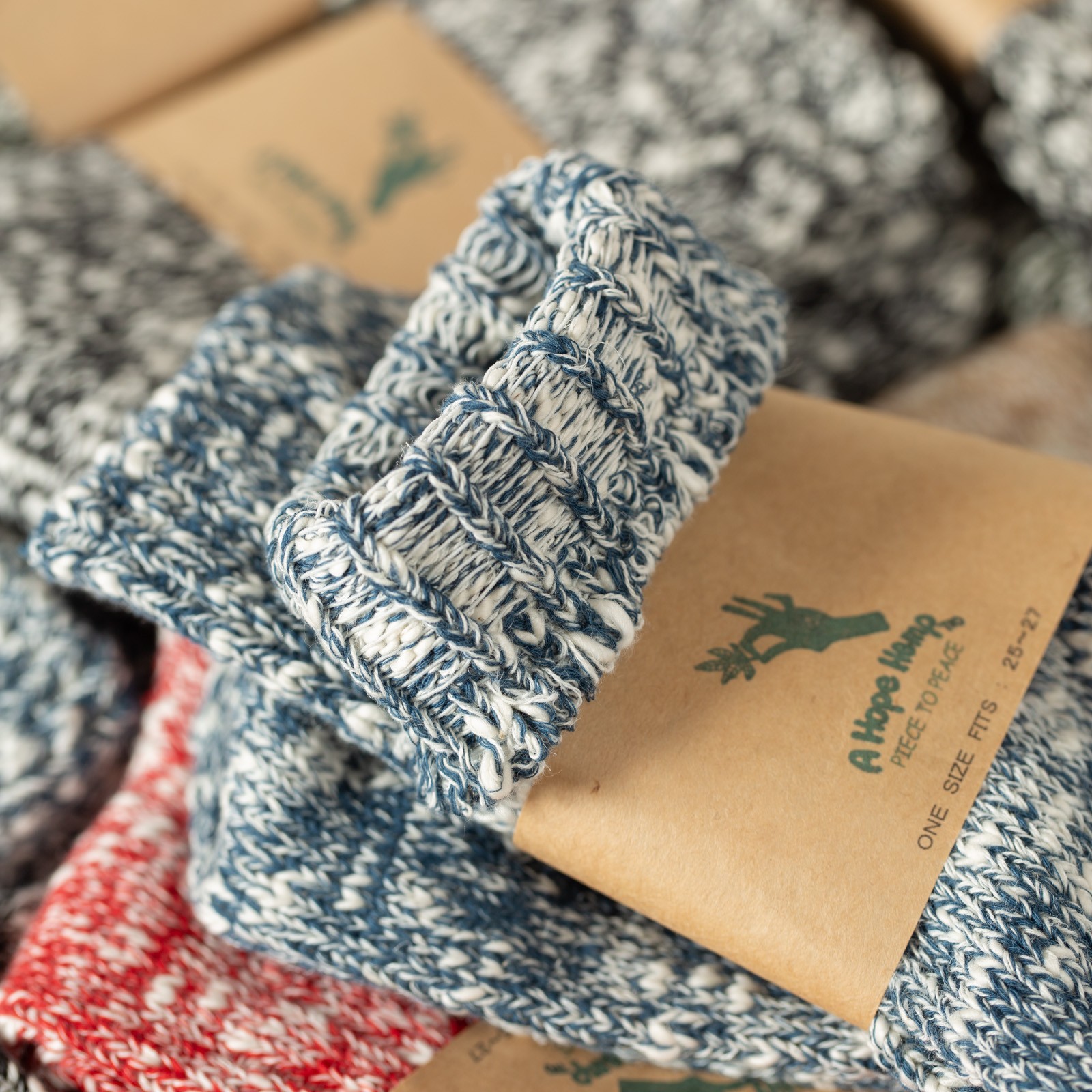 Image flâneurs chausettes en chanvre A Hemp Crew Socks Indigo  closeup