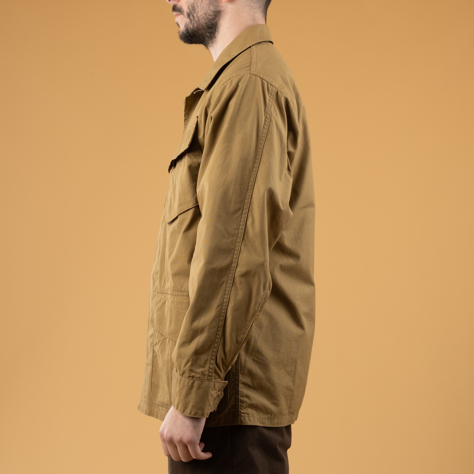 Image flâneurs portée de profil FOB FACTORY  F2452 Jungle Fatigue Jacket (3)