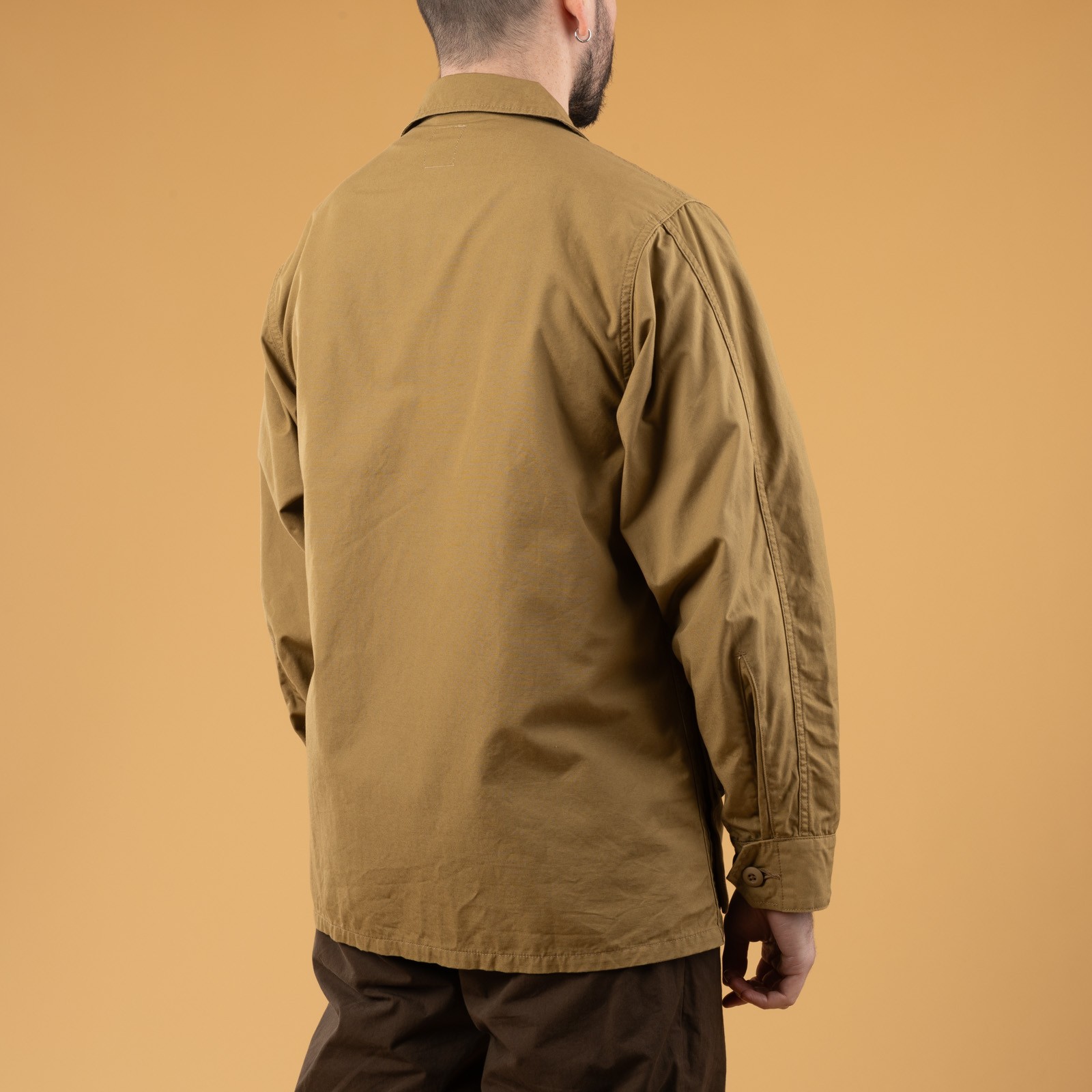 Image flâneurs portée de dos FOB FACTORY  F2452 Jungle Fatigue Jacket (4)