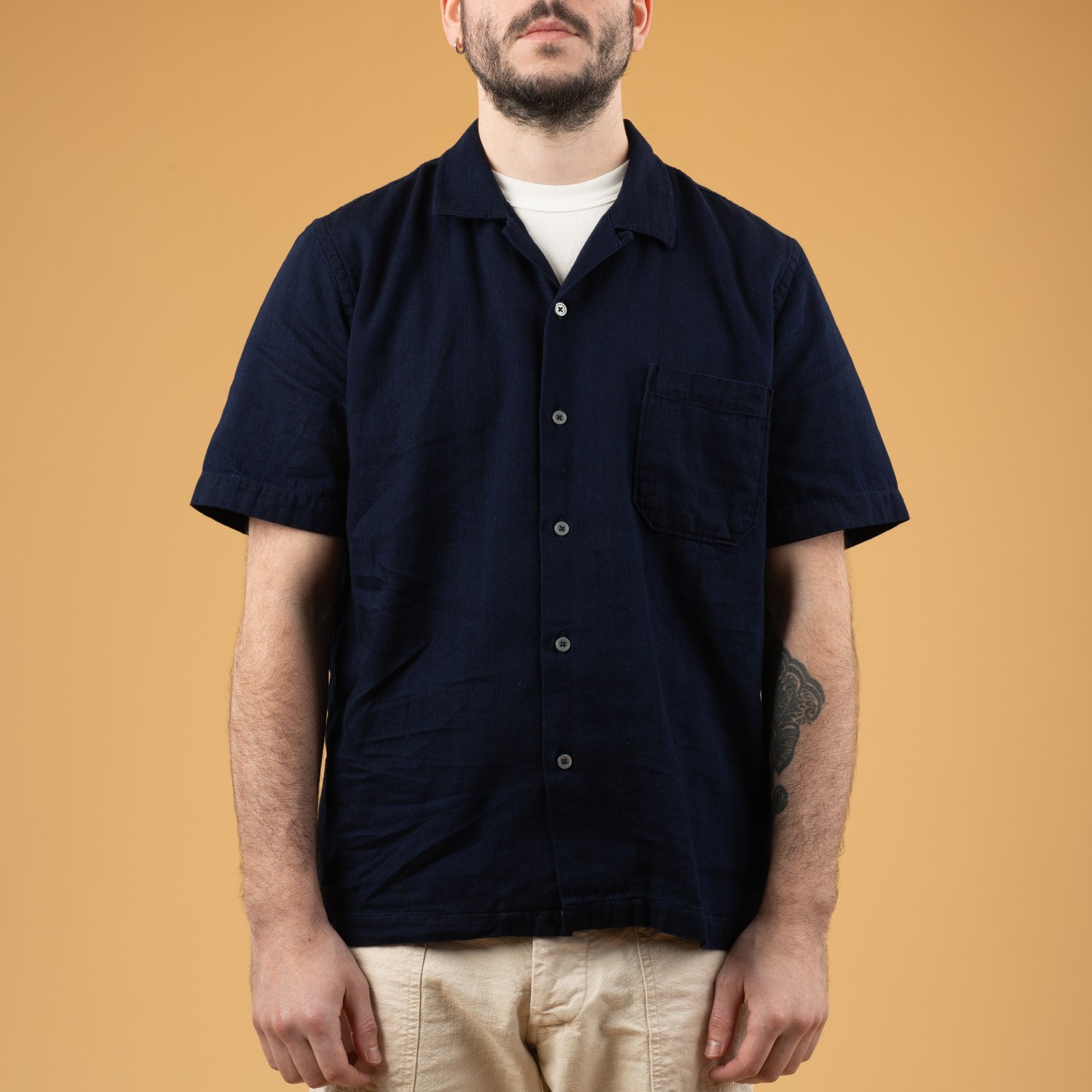 Image flâneurs Image_Flâneurs_UNIVERSAL WORKS_Road Shirt Indigo worn from the front