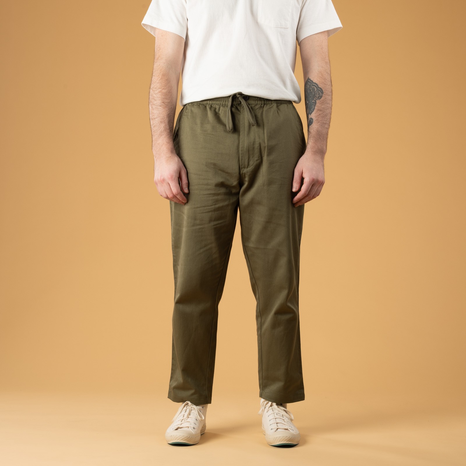 Image flâneurs porté Universal Works Hi Water Trouser Twill Light Olive de face