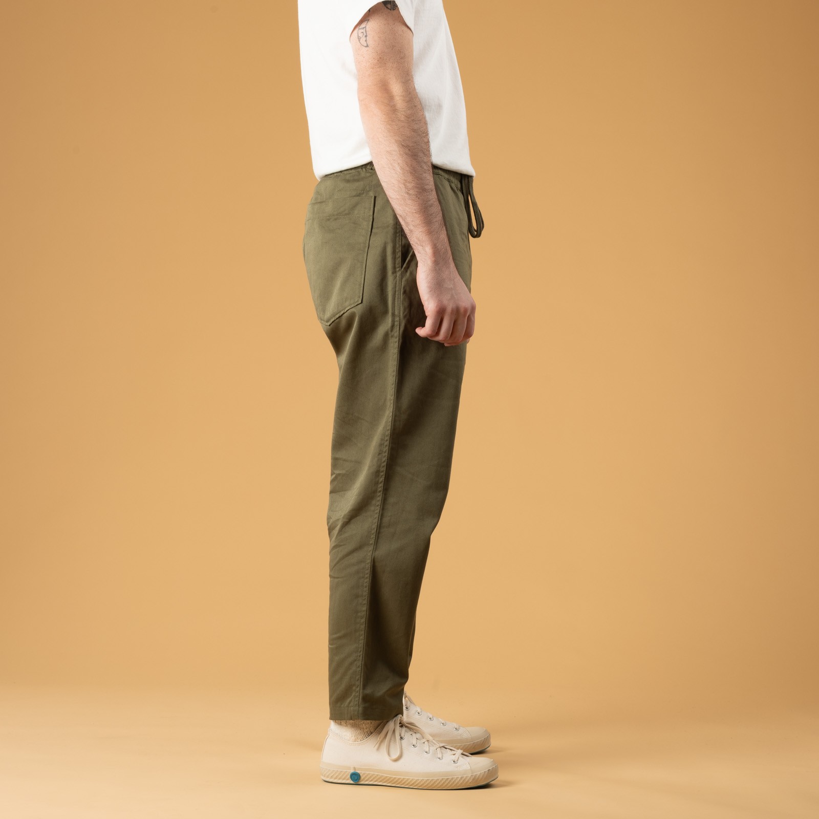 Image flâneurs porté Universal Works Hi Water Trouser Twill Light Olive de profil