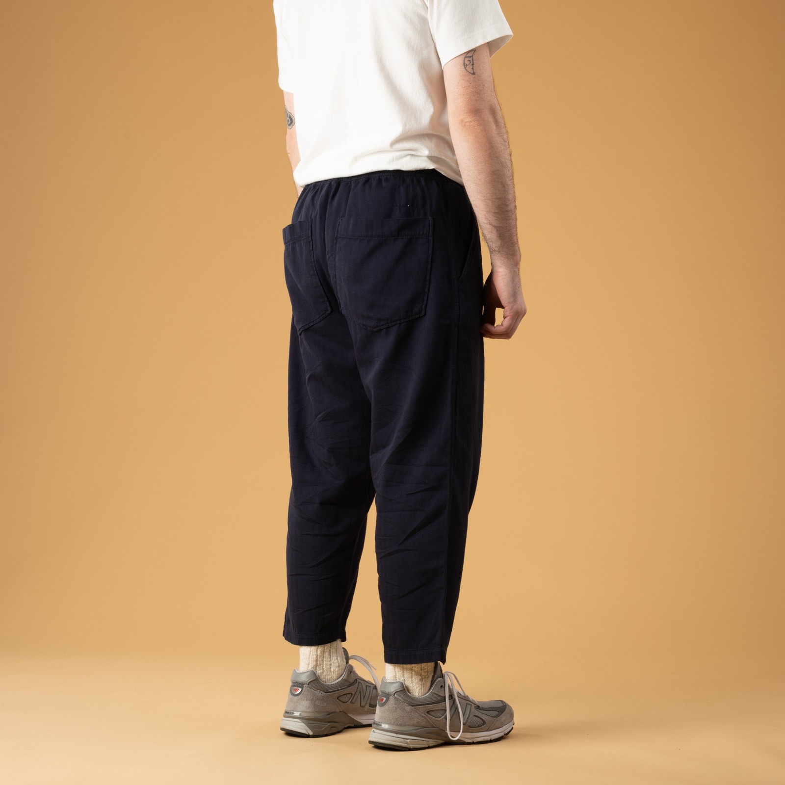 Image flâneurs UNIVERSAL WORKS  Hi Water Trouser Herringbone Dark Navy de dos