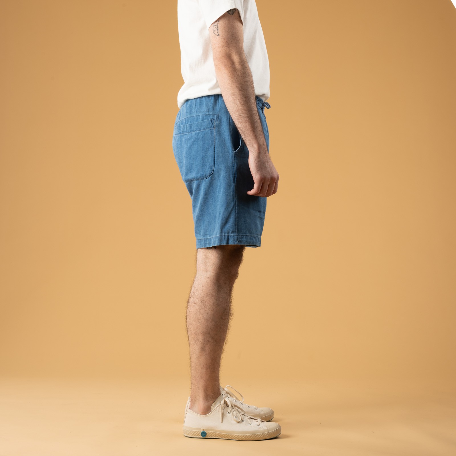 Image flâneurs UNIVERSAL WORKS Simple Short Herringbone Washed Indigo de face profil