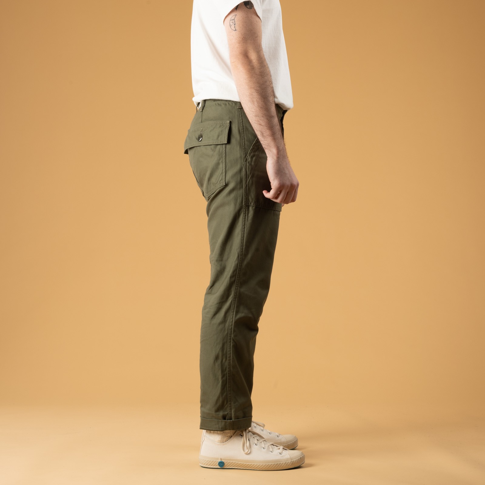 image porté flâneurs de profil FOB FACTORY  F0431 Baker Pants Olive (8)