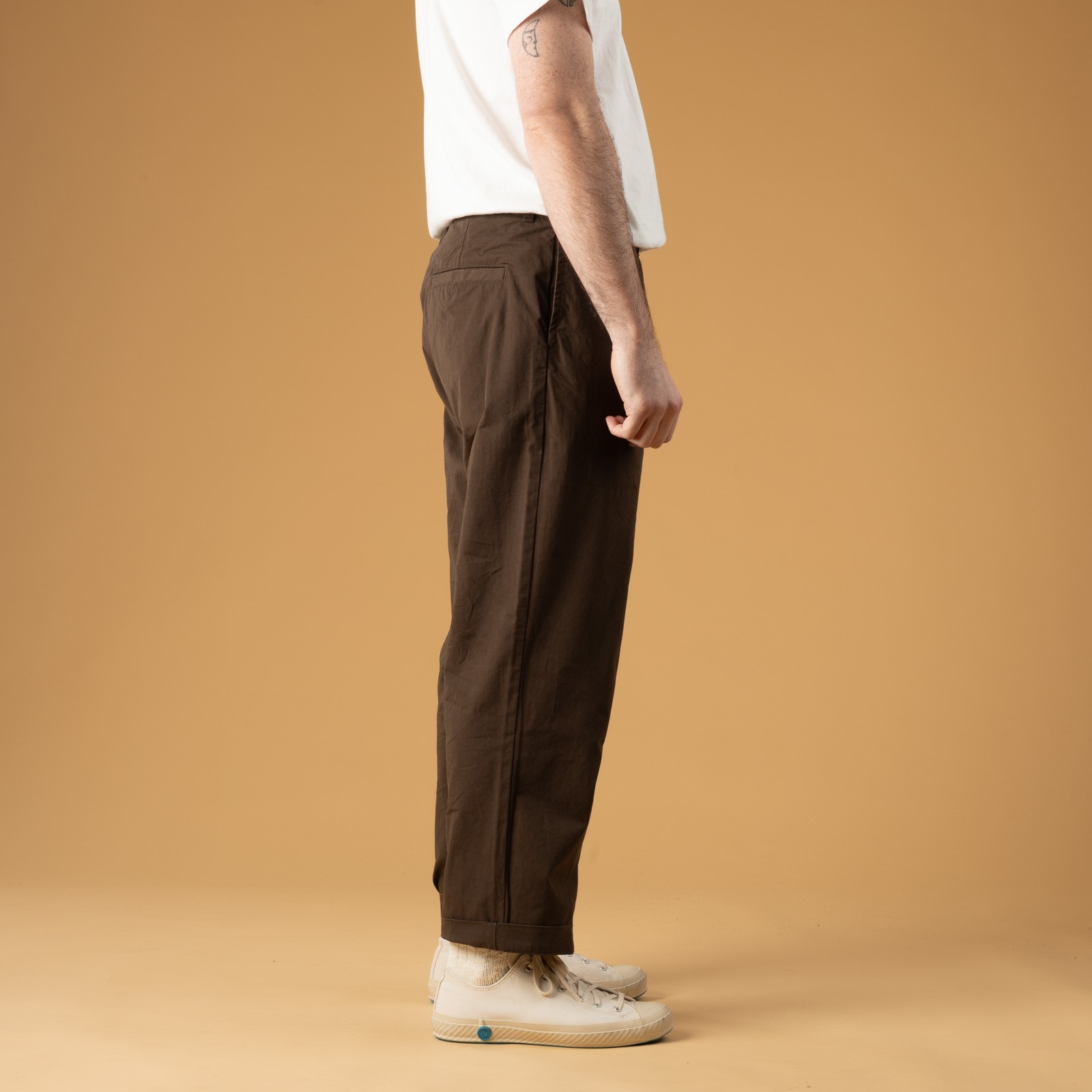Image flâneurs porté profil FOB FACTORY  F0537 Travel Pants Brown (3)
