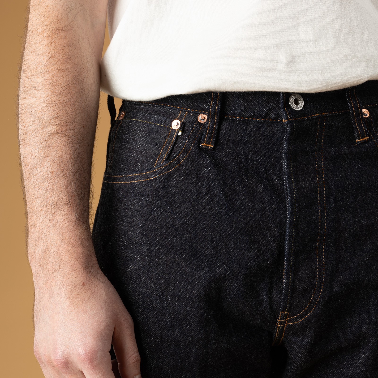 Image flâneurs FOB FACTORY  F165 Garage 5P Selvedge Denim porté de face coin pocket