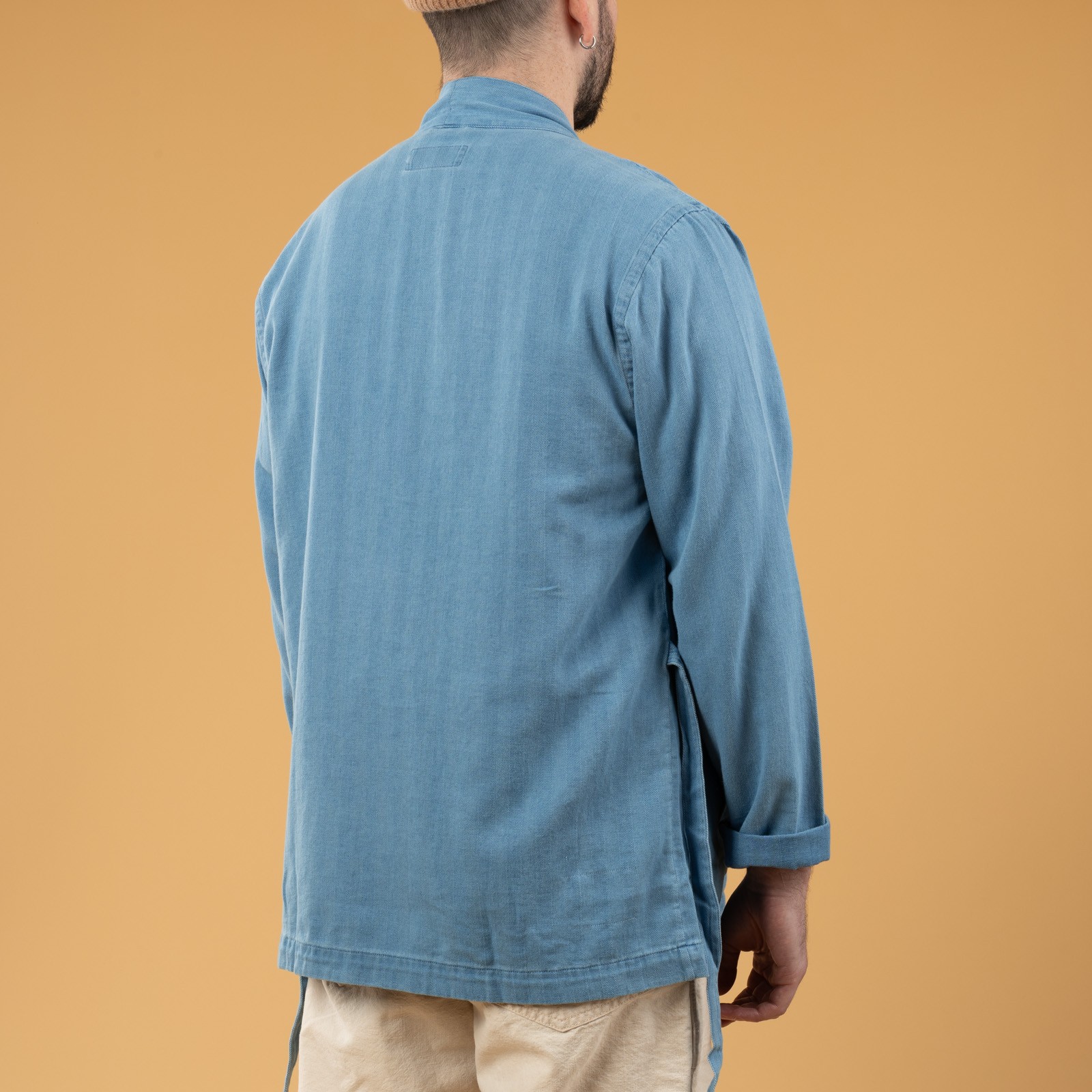 Image flâneurs UNIVERSAL WORKS  Kyoto Work Jacket Washed Indigo Herringbone porté de dos
