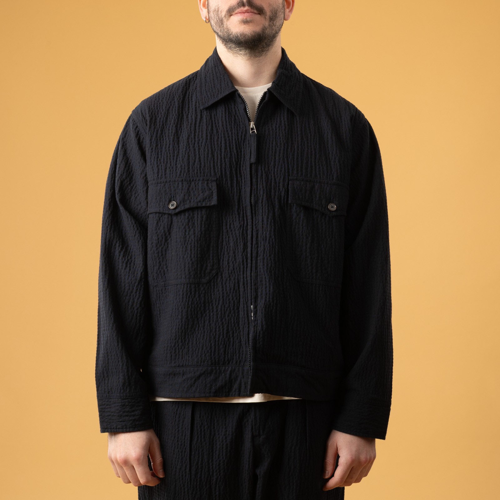 UNIVERSAL WORKS  E130 Jacket Ospina Cotton Dark Navy image portée flâneurs de face