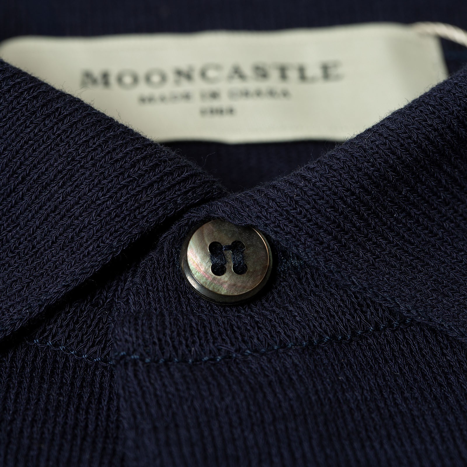 détail bouton nacre flâneurs pull Mooncastle ice cotton Poloneck Navy