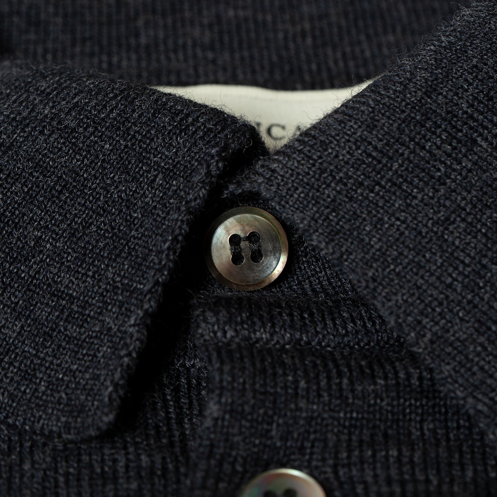 détail flâneurs pull Mooncastle Wool Poloneck Dark Grey
