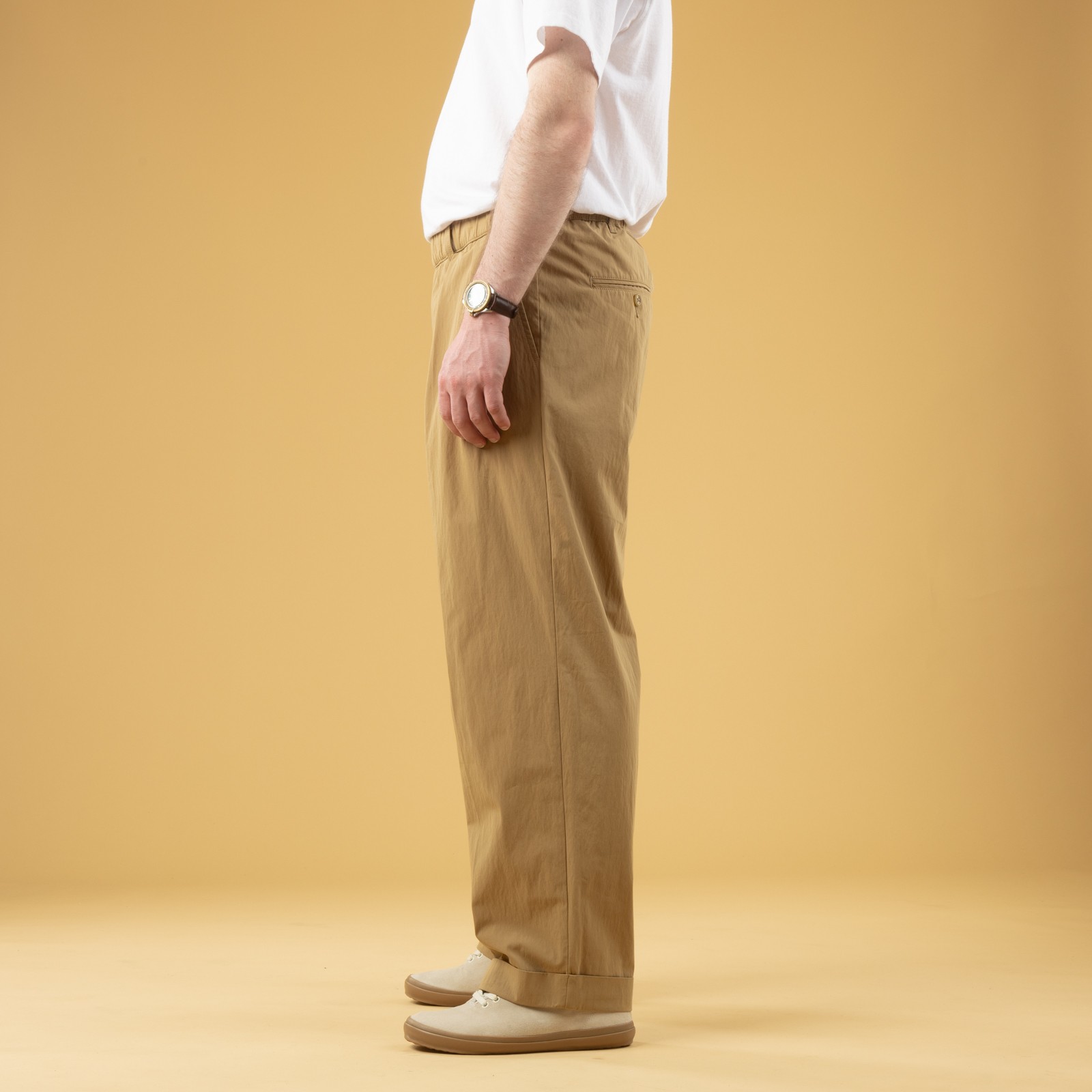 Image_Flâneurs_BEAMS PLUS / 2 Pleats Relax Trousers Comfort Cloth Khaki_de-profil