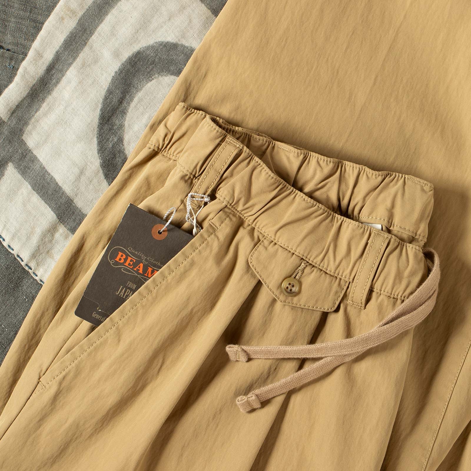 détail front flâneurs BEAMS PLUS 2 Pleats Relax Trousers Comfort Cloth Khaki