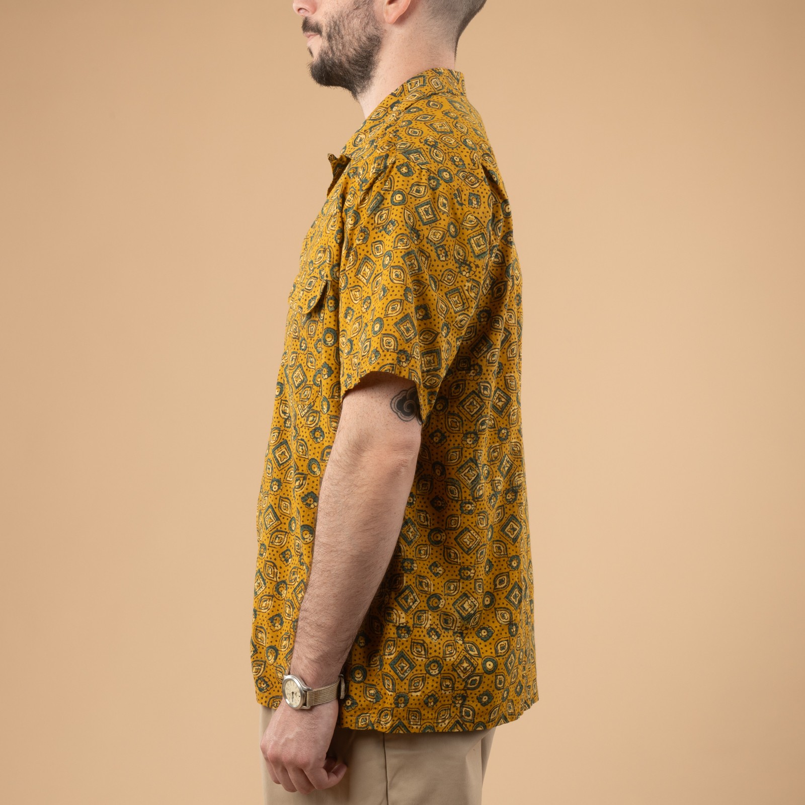 Image_Flâneurs_BEAMS PLUS / Open Collar Shirt Block Print Geometric Pattern Mustard_de-profil