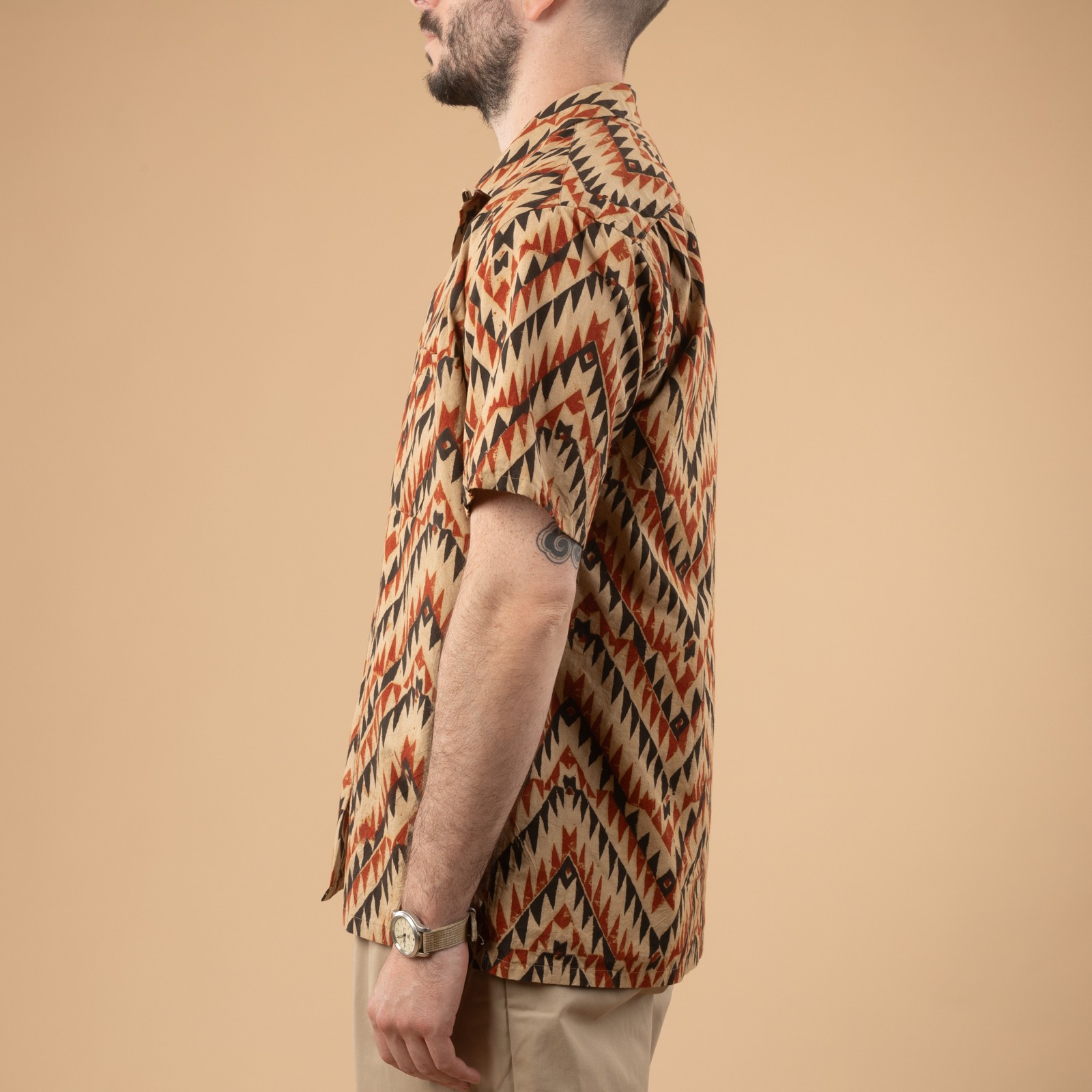 Image-Flâneurs_BEAMS PLUS / Open Collar Shirt Block Print Zig-Zag Beige_de-profil