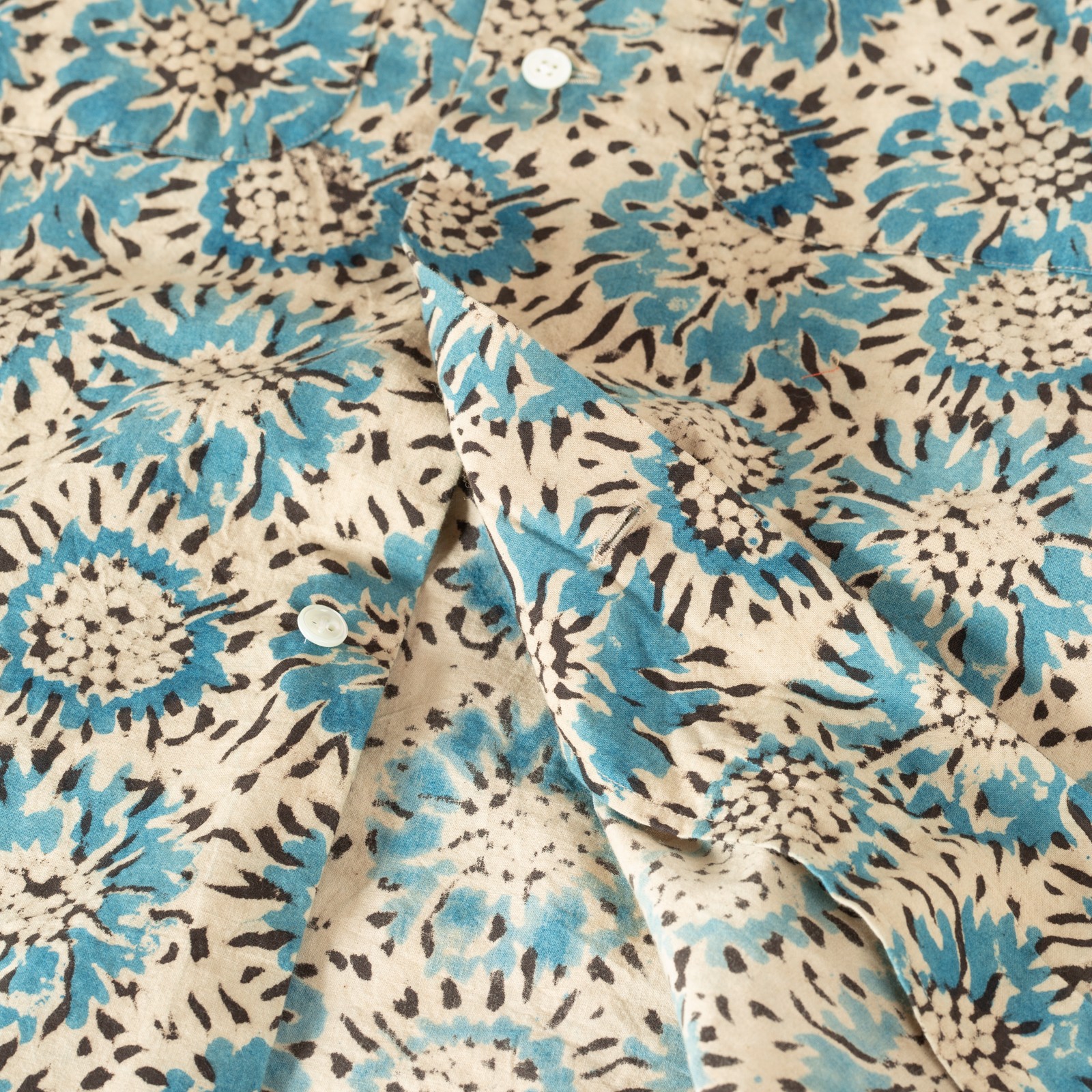Image-Flâneurs_BEAMS PLUS / Open Collar Shirt Block Print Sun Flower Blue_détail-matière