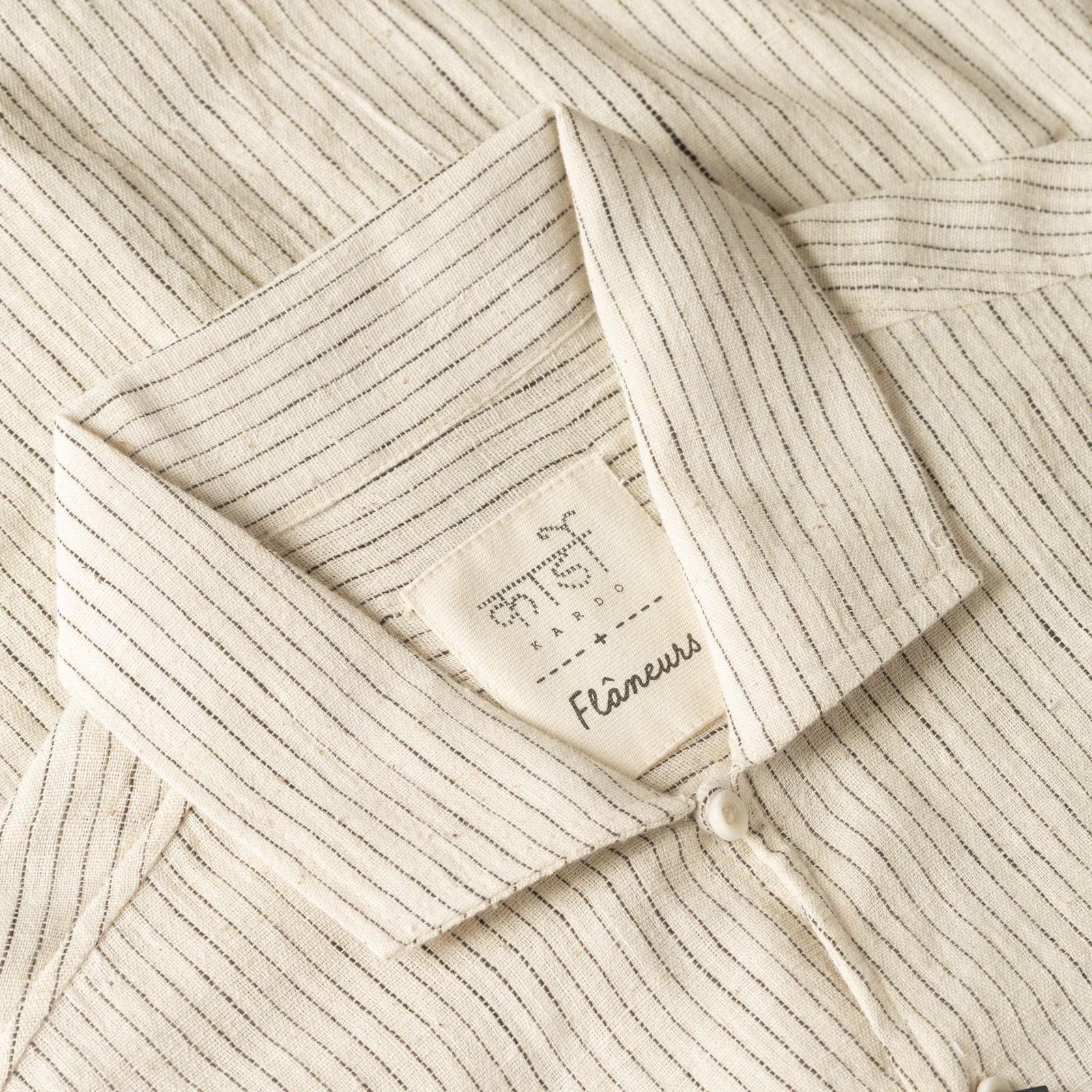 Image-Flâneurs_ Kardo x Flaneurs Shirt EMB21 Natural Stripe_Détail-col