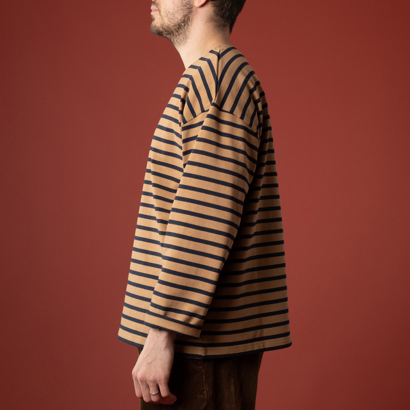 image-de-côté -Le-Minor-x-Flâneurs-Marinière-Loose-camel-marine