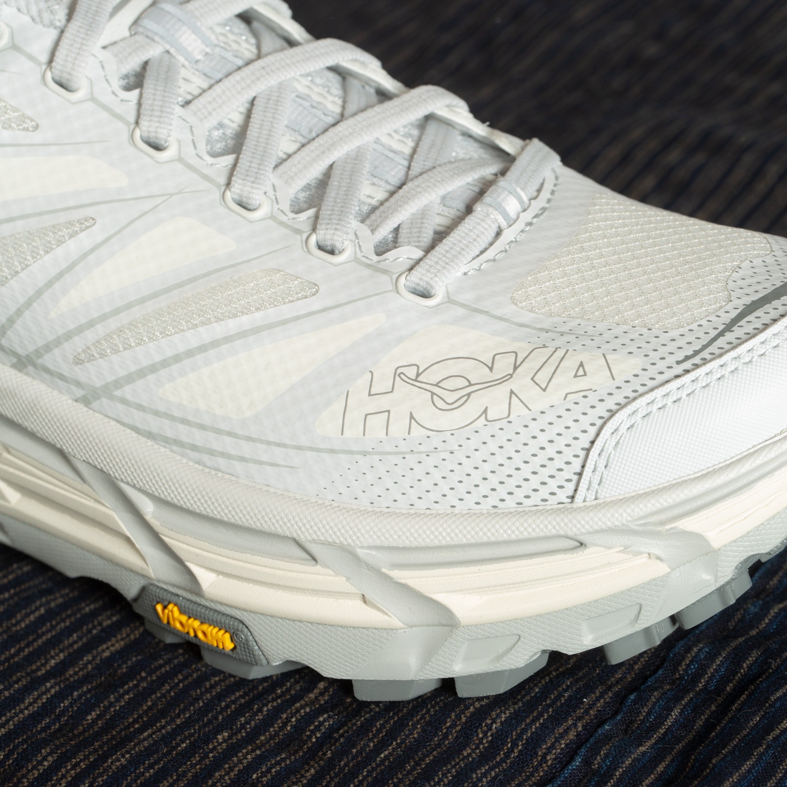 sneakers Hoka flâneurs Mafate Speed 2 Cosmic Grey Alabaster detail (1)