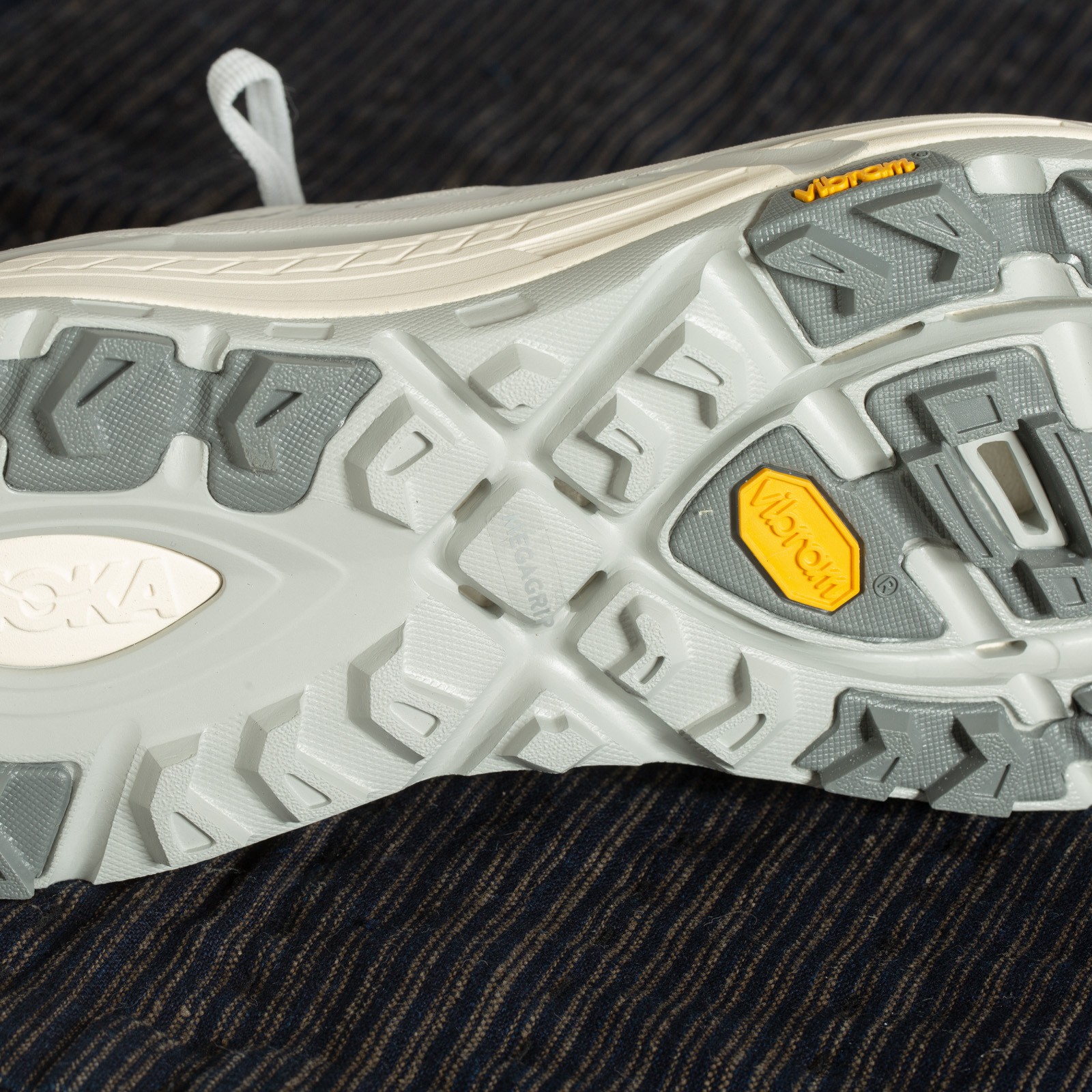 sneakers Hoka flâneurs Mafate Speed 2 Cosmic Grey Alabaster detail (3)