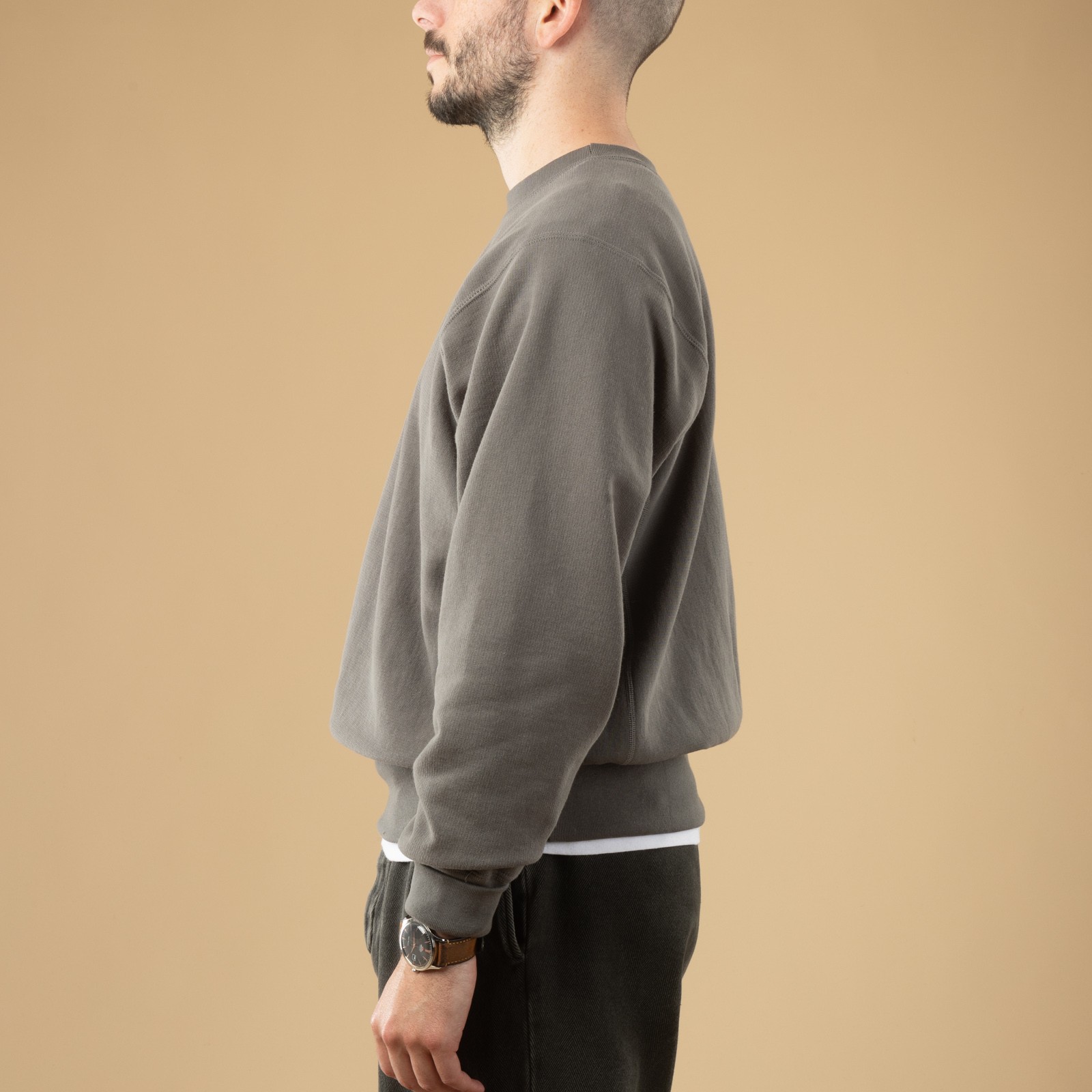 Image-Flâneurs_XX DEVELOPMENT / "SURE MFG" The Californians 60's Sweatshirt Charcoal_de-profil